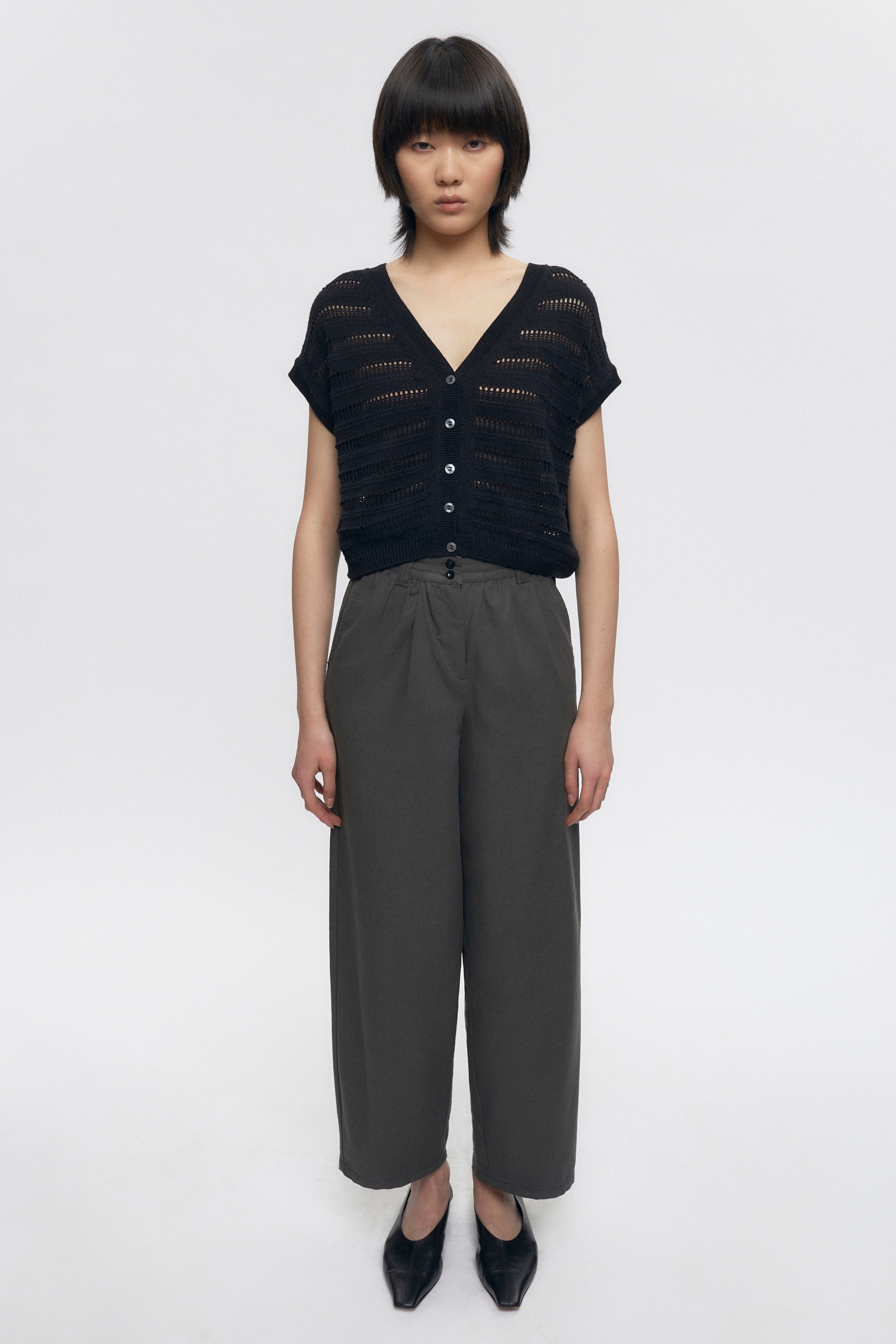 Kat is 5’18” is a regular S and is wearing a S.