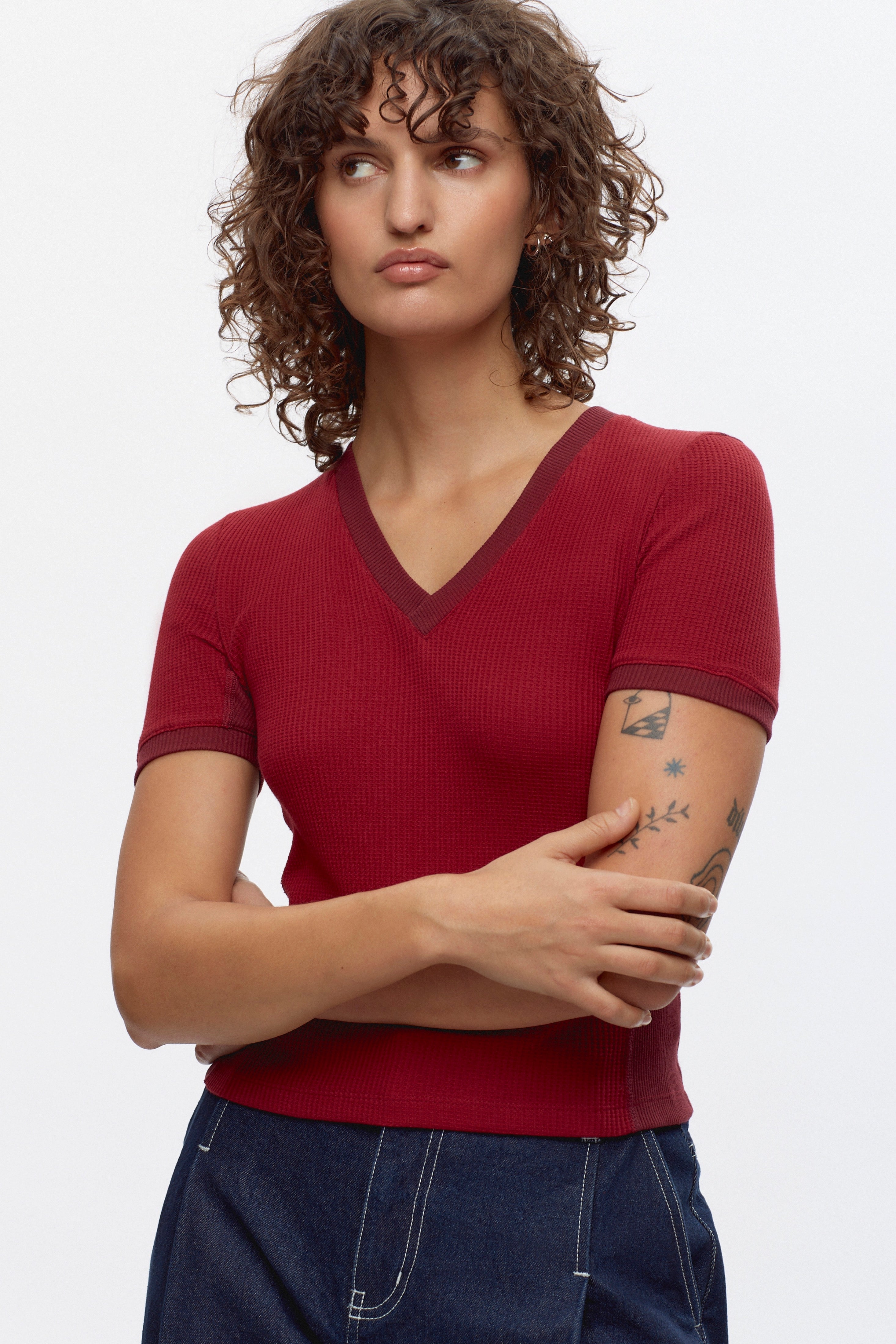 Women's Ahly V-Neck Tee in Pomegranate/Burgundy