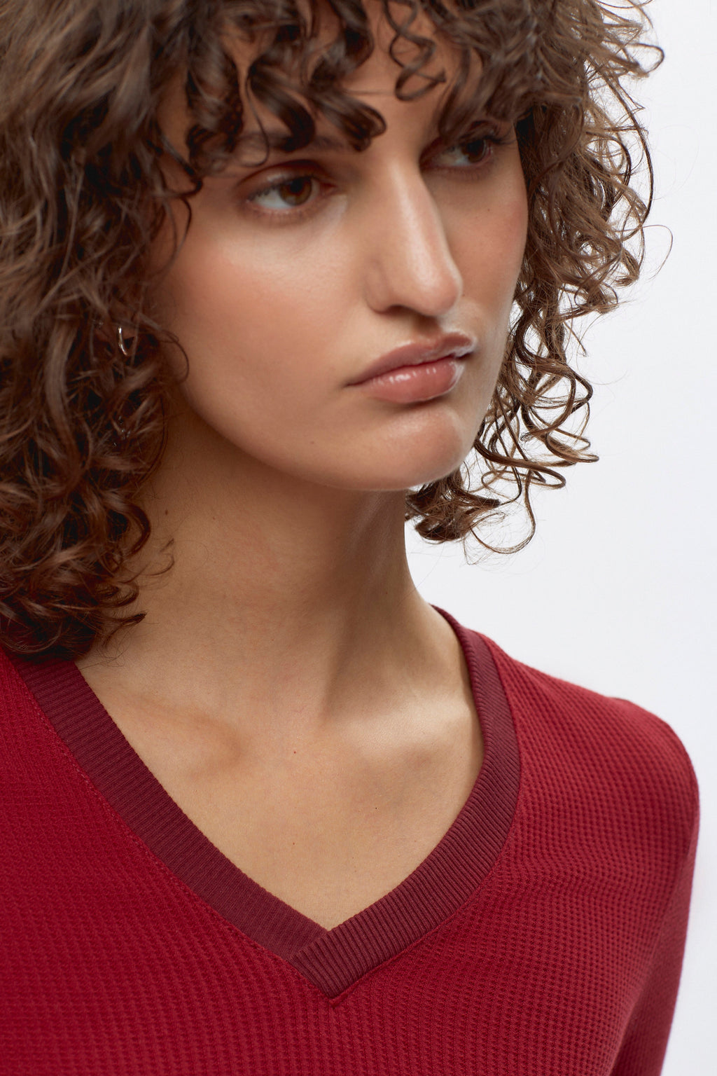 Women's Ahly V-Neck Tee in Pomegranate/Burgundy