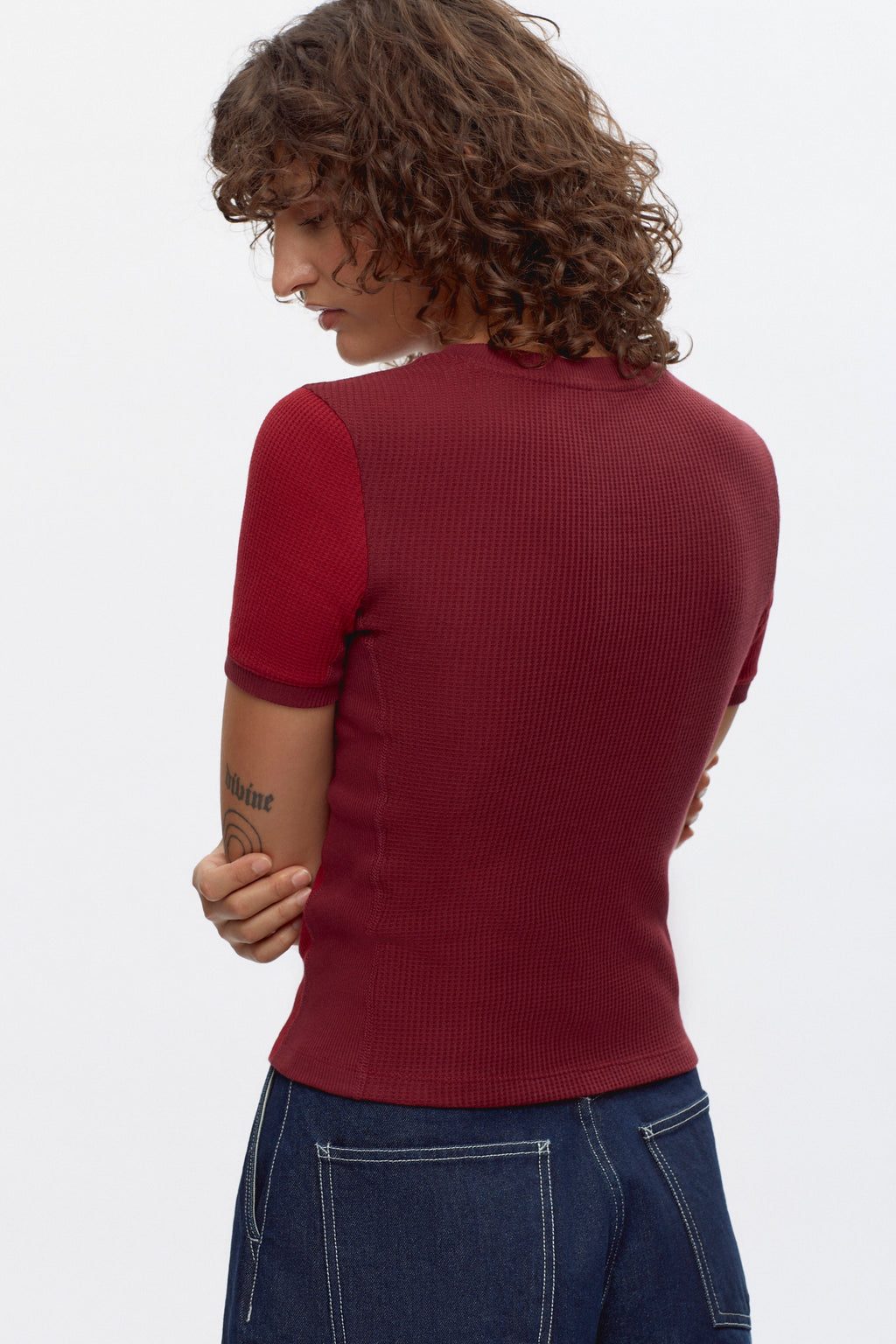 Women's Ahly V-Neck Tee in Pomegranate/Burgundy