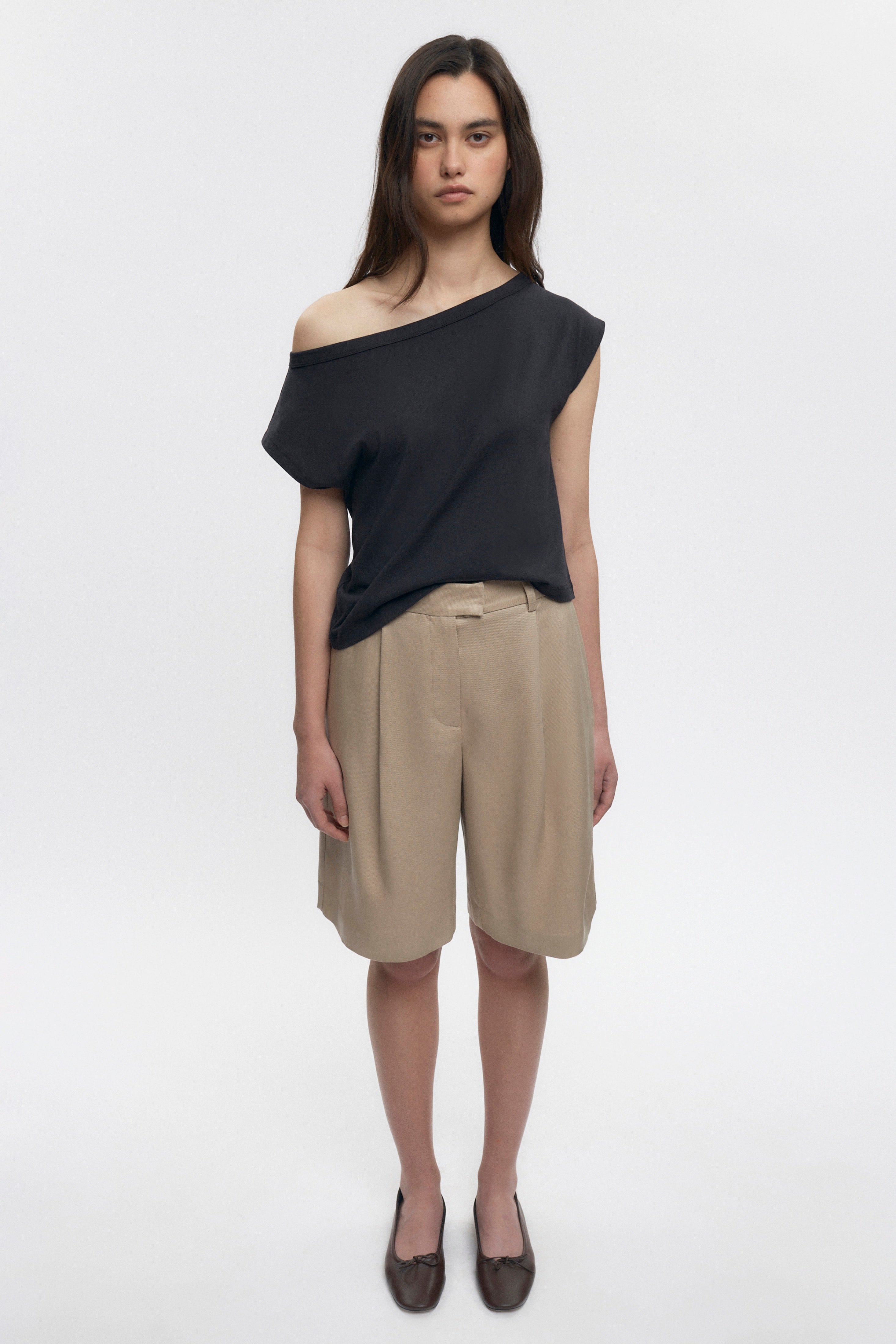 Michelle is 5’10” is a regular 4 and is wearing a 4.