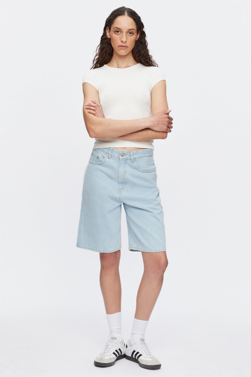 Aly is 5ft 9in, a regular size 26 and wearing a 26.