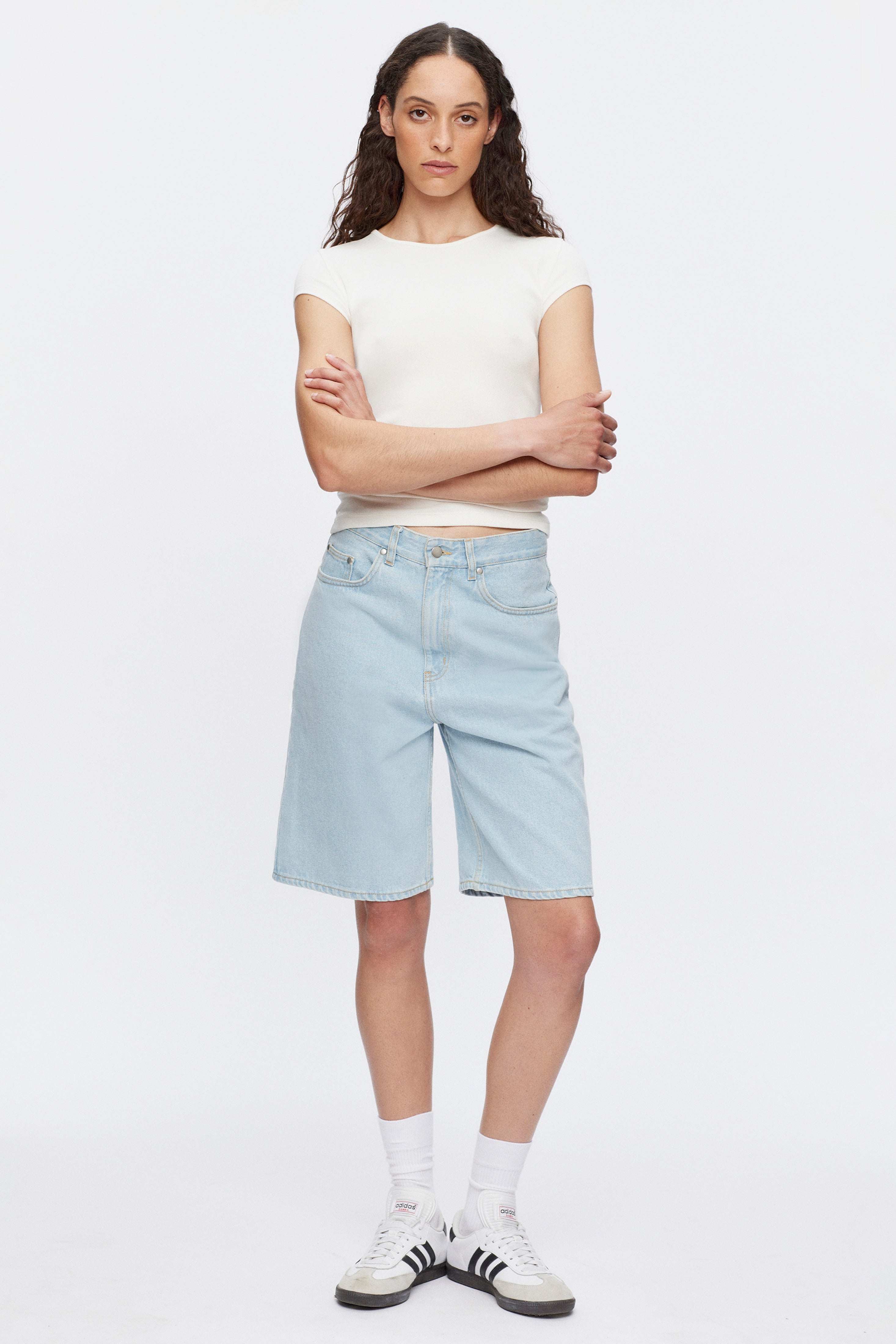 Aly is 5ft 9in, a regular size 26 and wearing a 26.