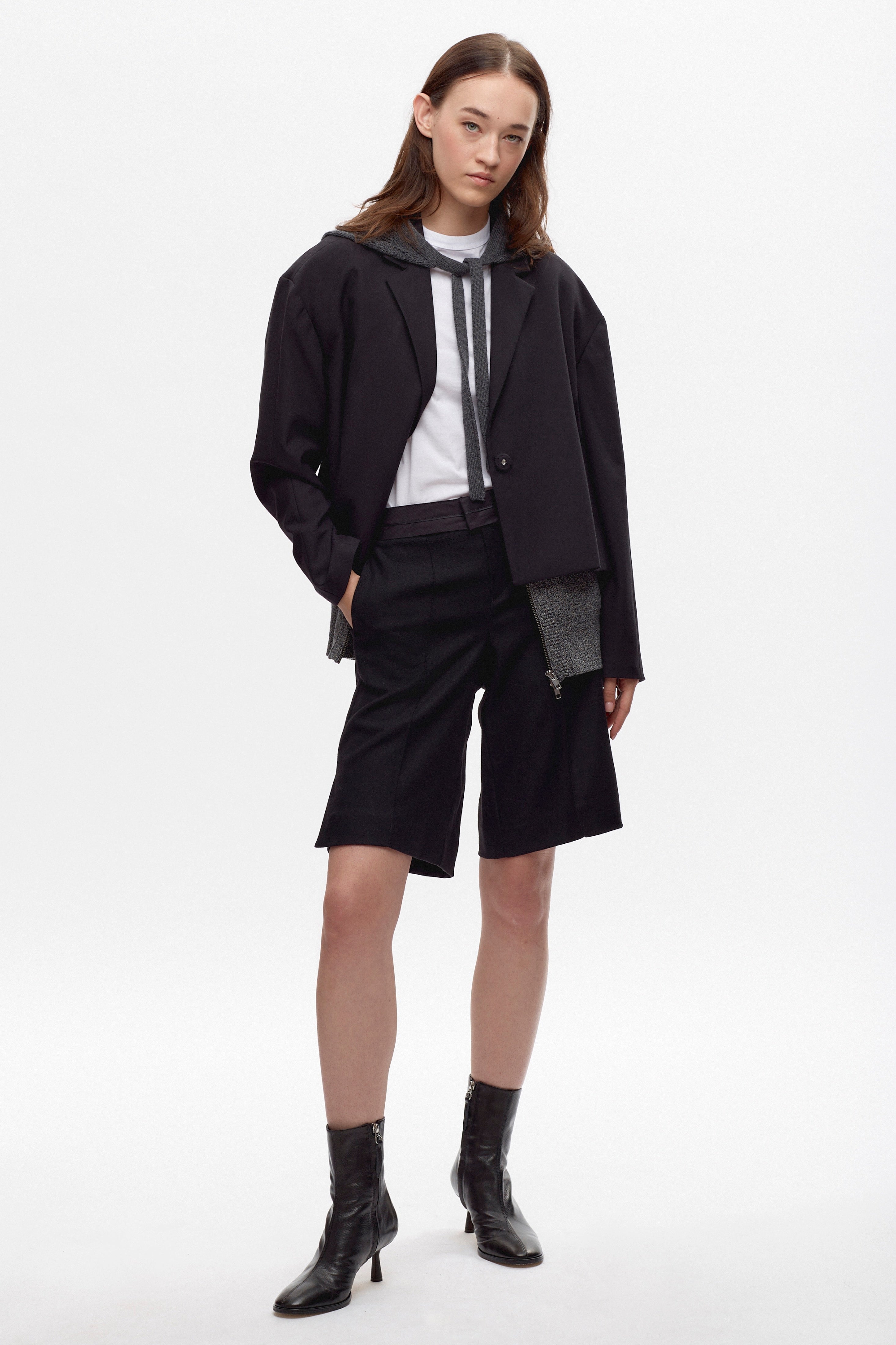 Elizabeth is 5'11" is a regular 25 and is wearing a 25.