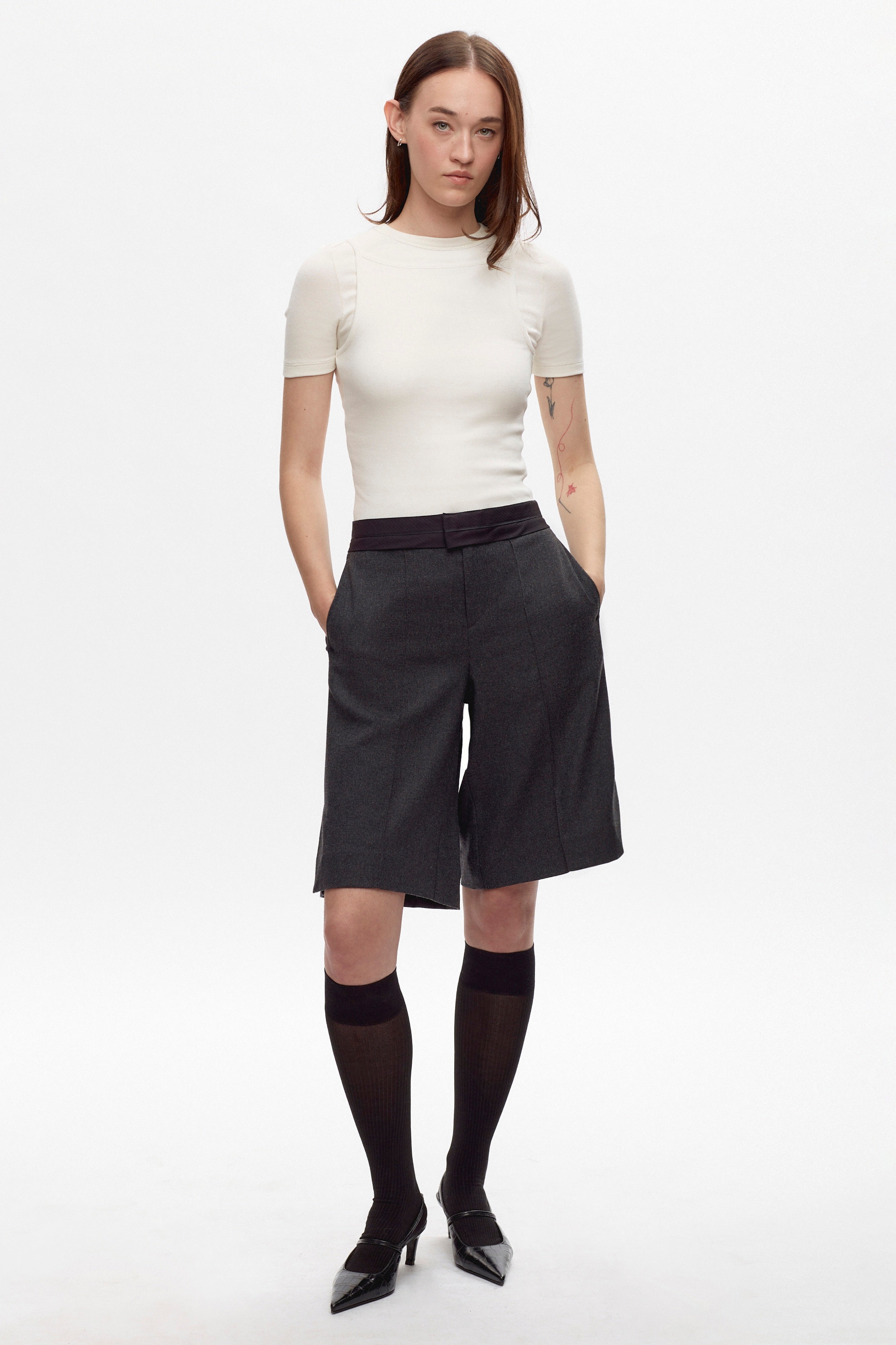 Elizabeth is 5'11" is a regular 25 and is wearing a 25.