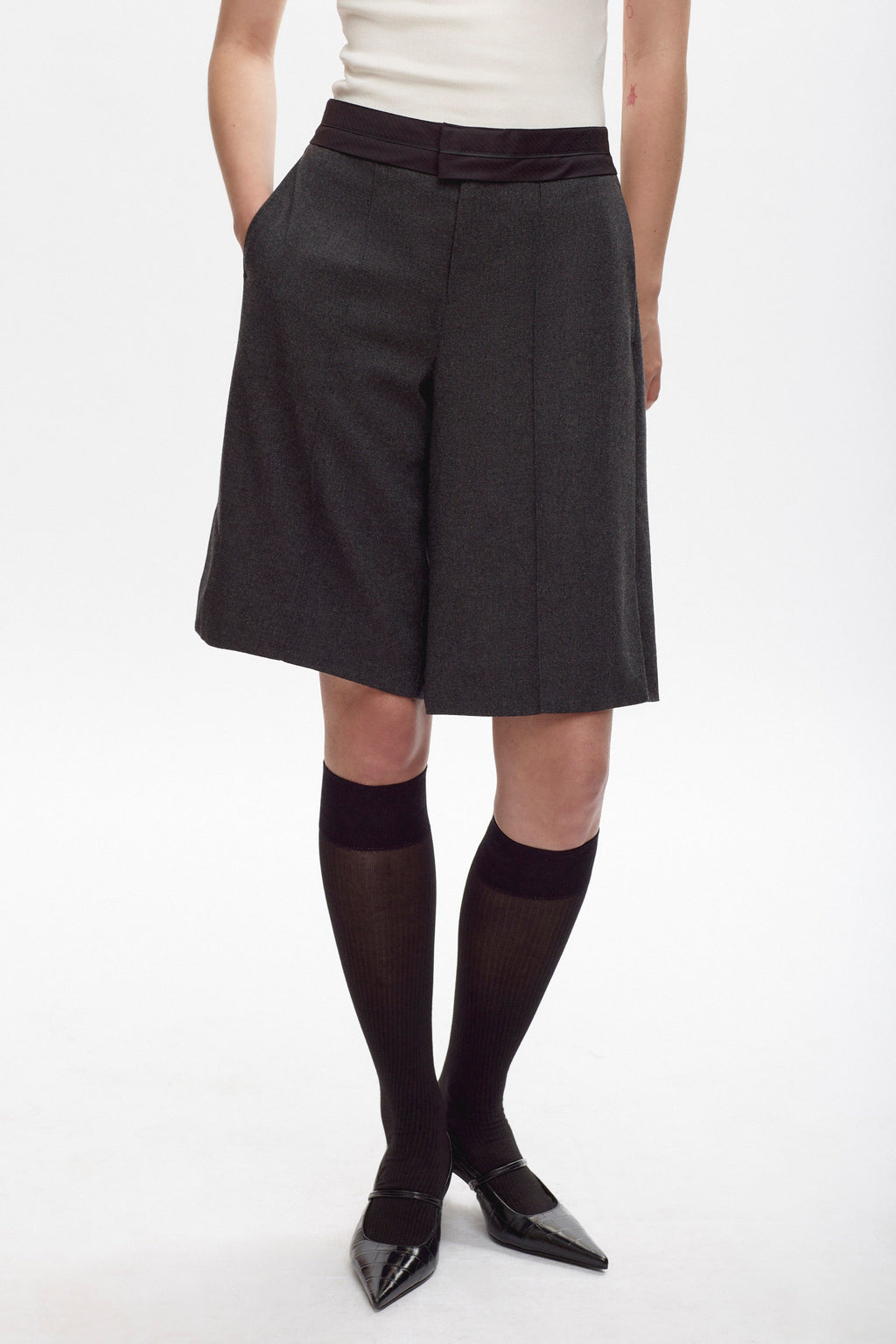 Women's Azhar Shorts in 584 Charcoal