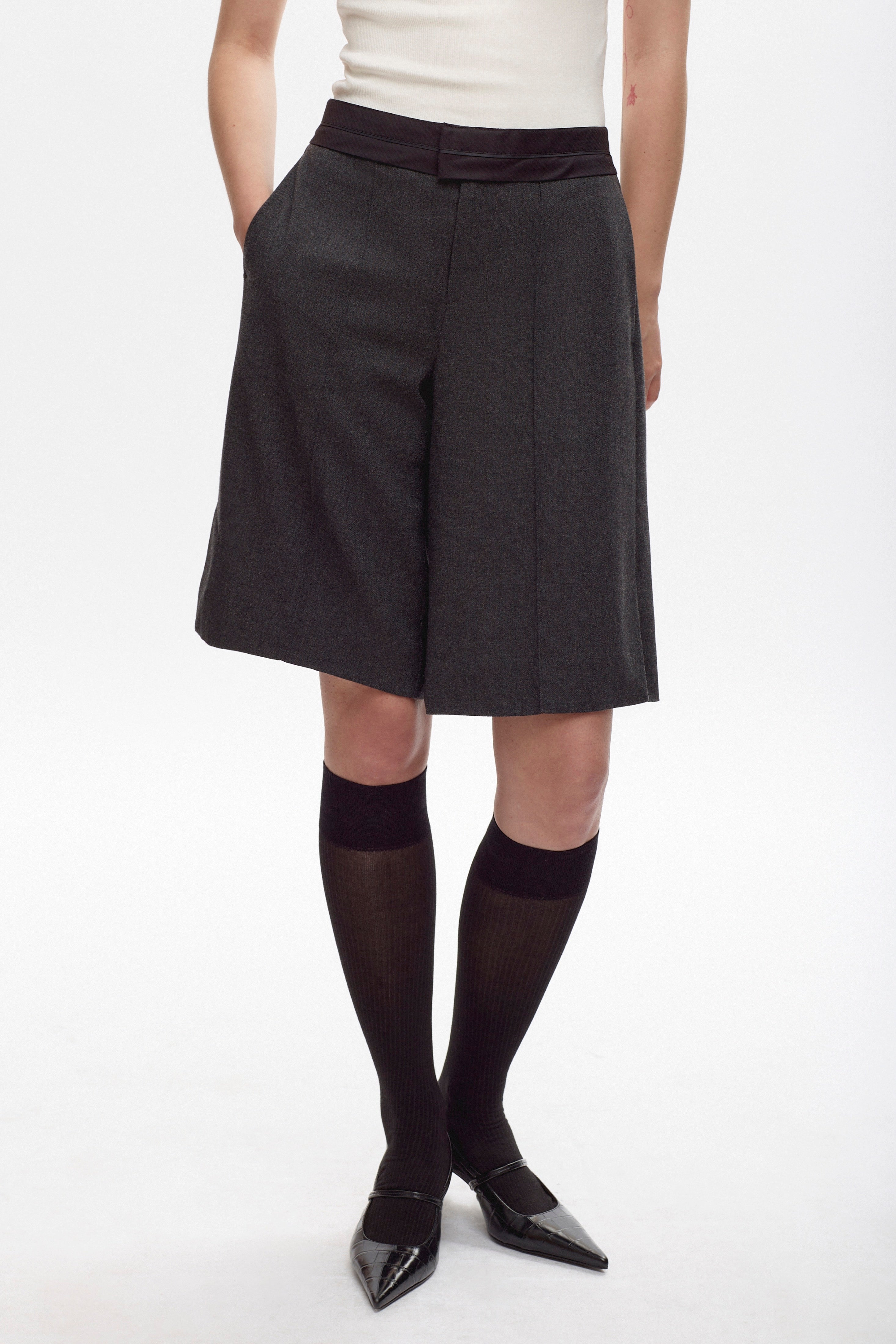 Women's Azhar Shorts in 584 Charcoal