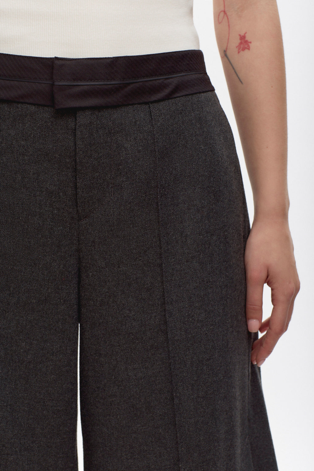 Women's Azhar Shorts in 584 Charcoal