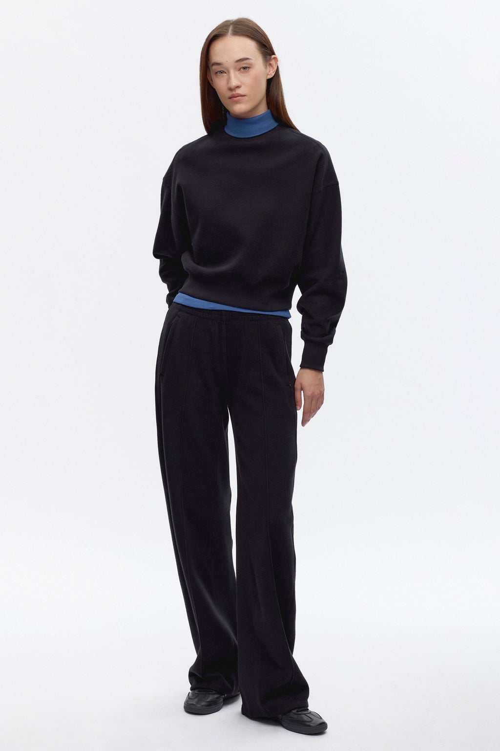 Elizabeth is 5’11" is a regular XS and is wearing an XS.