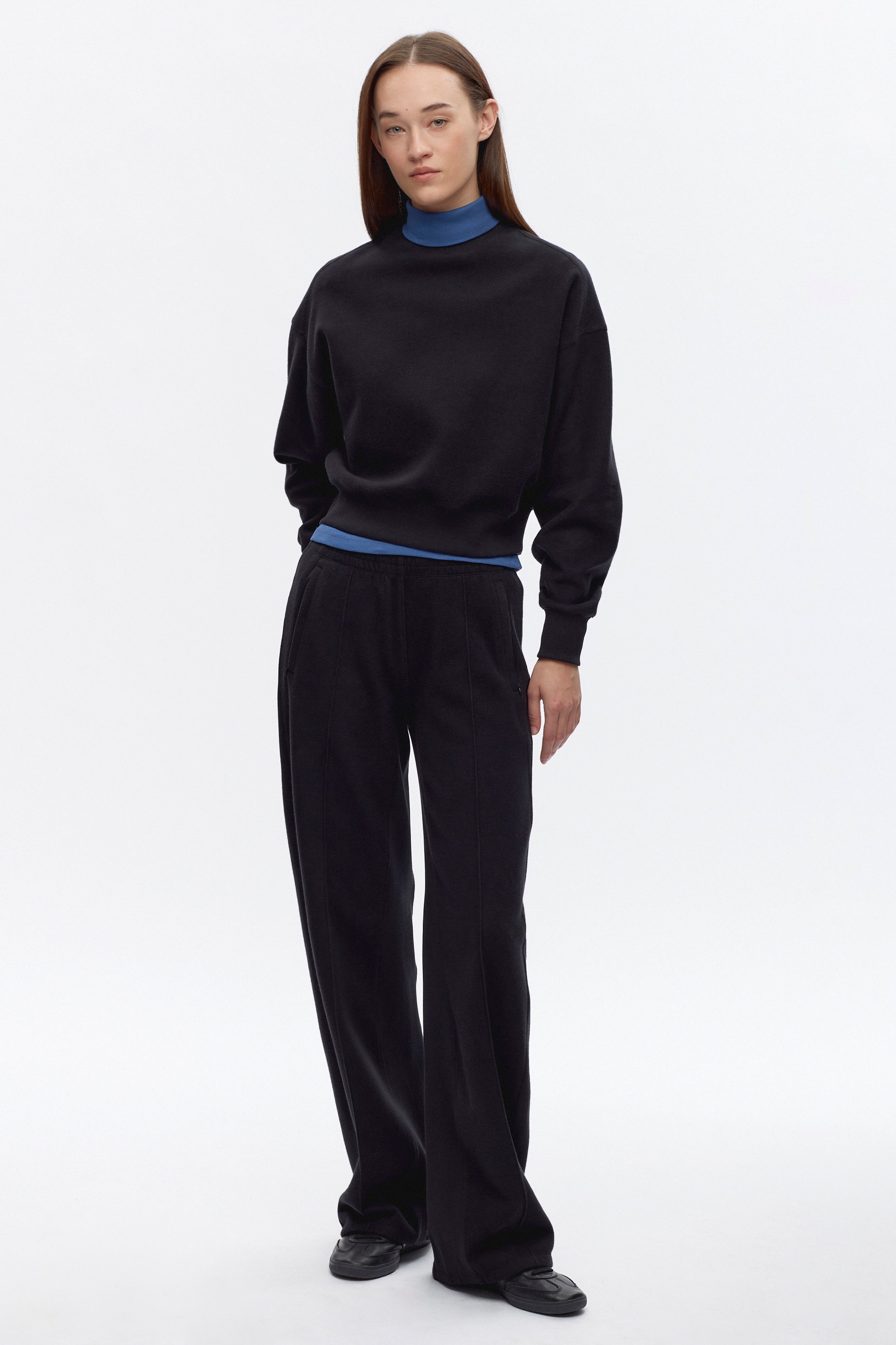 Elizabeth is 5’11" is a regular XS and is wearing an XS.