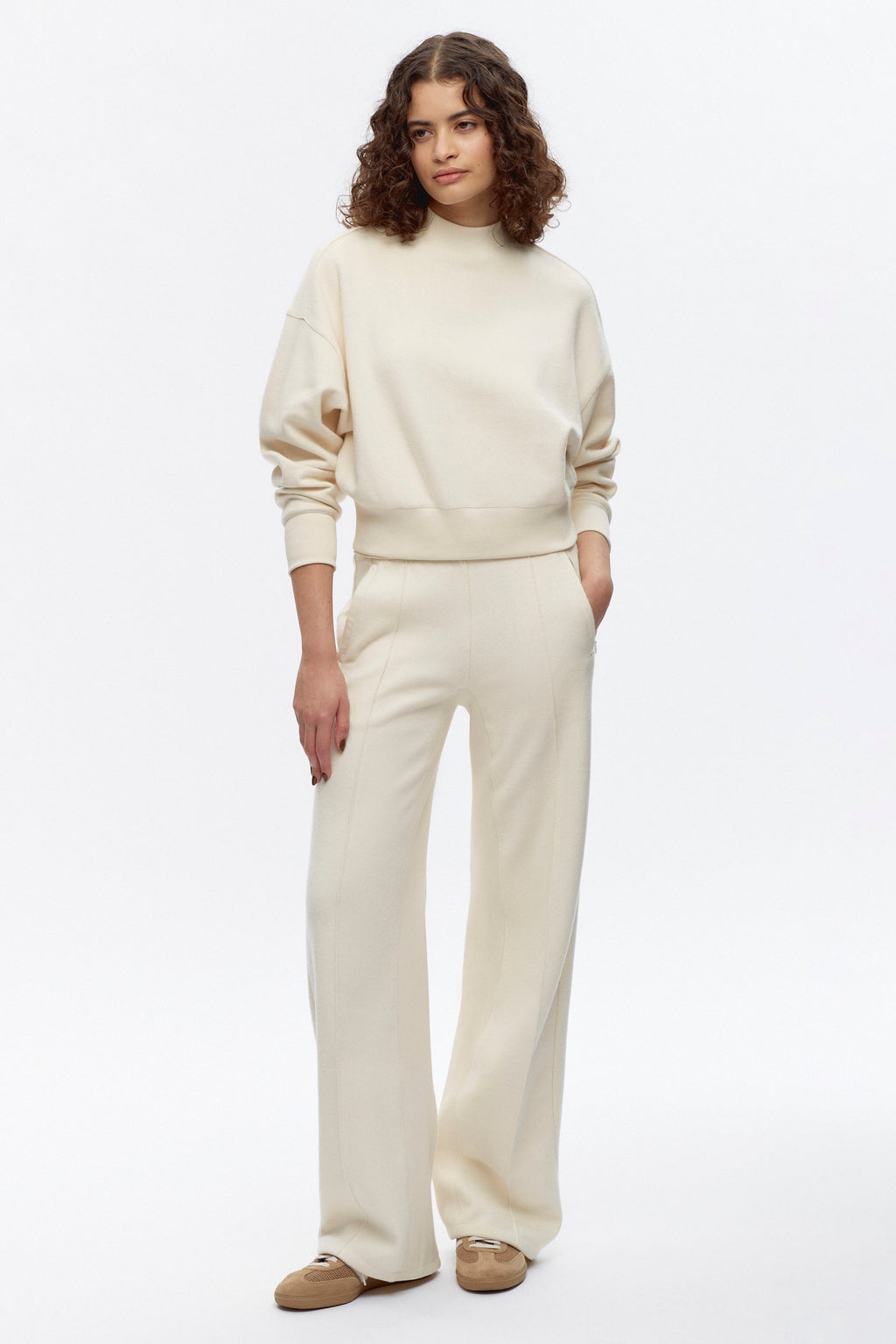 Elizabeth is 5’9, is a regular S and is wearing a S.