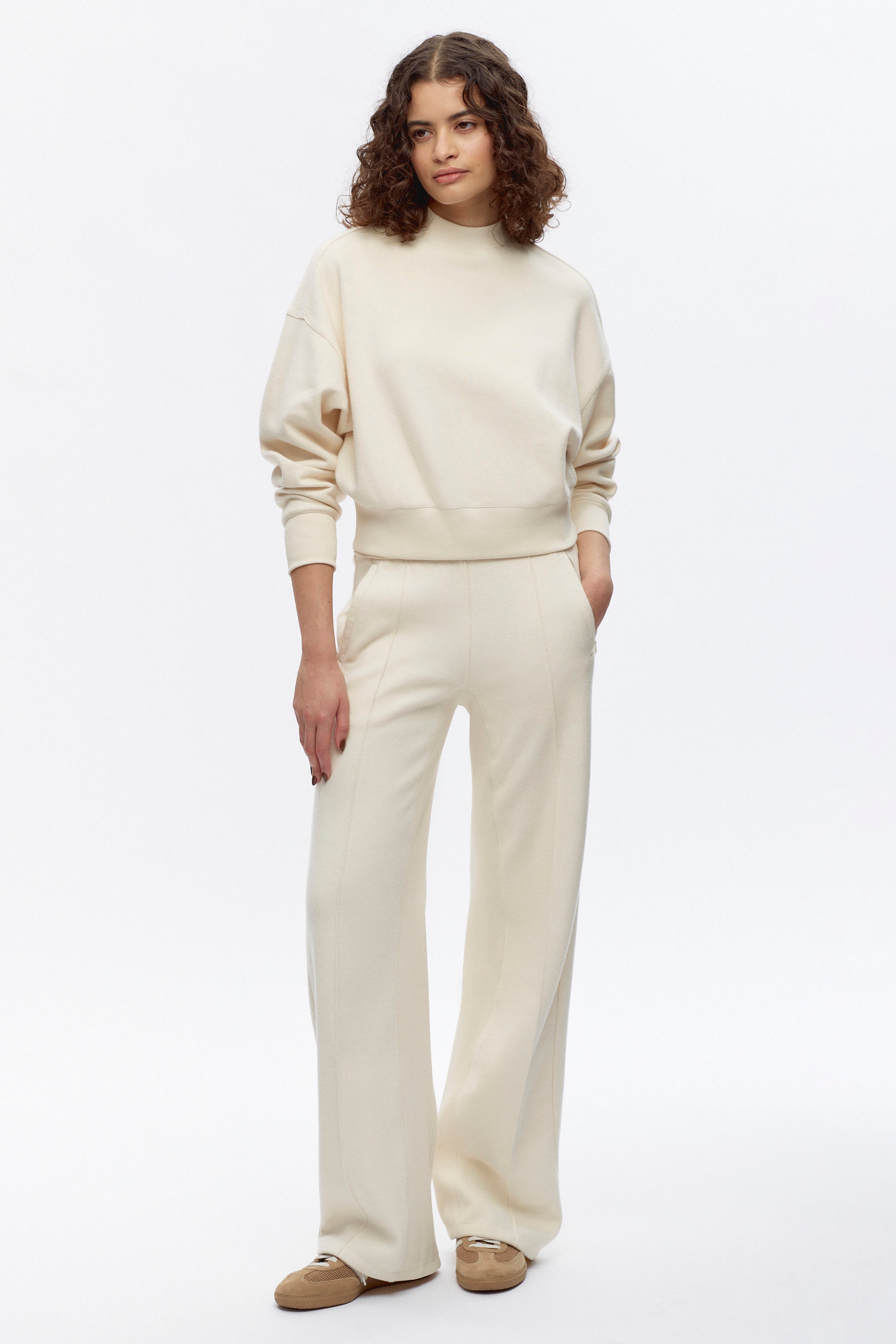 Elizabeth is 5’9, is a regular S and is wearing a S.