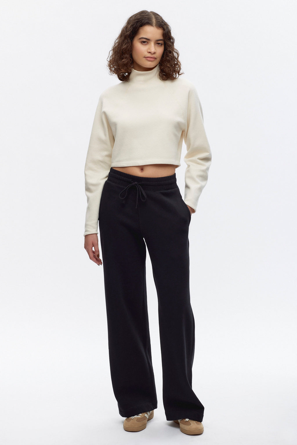 Elizabeth is 5ft 9in, a regular size S and is wearing a S.