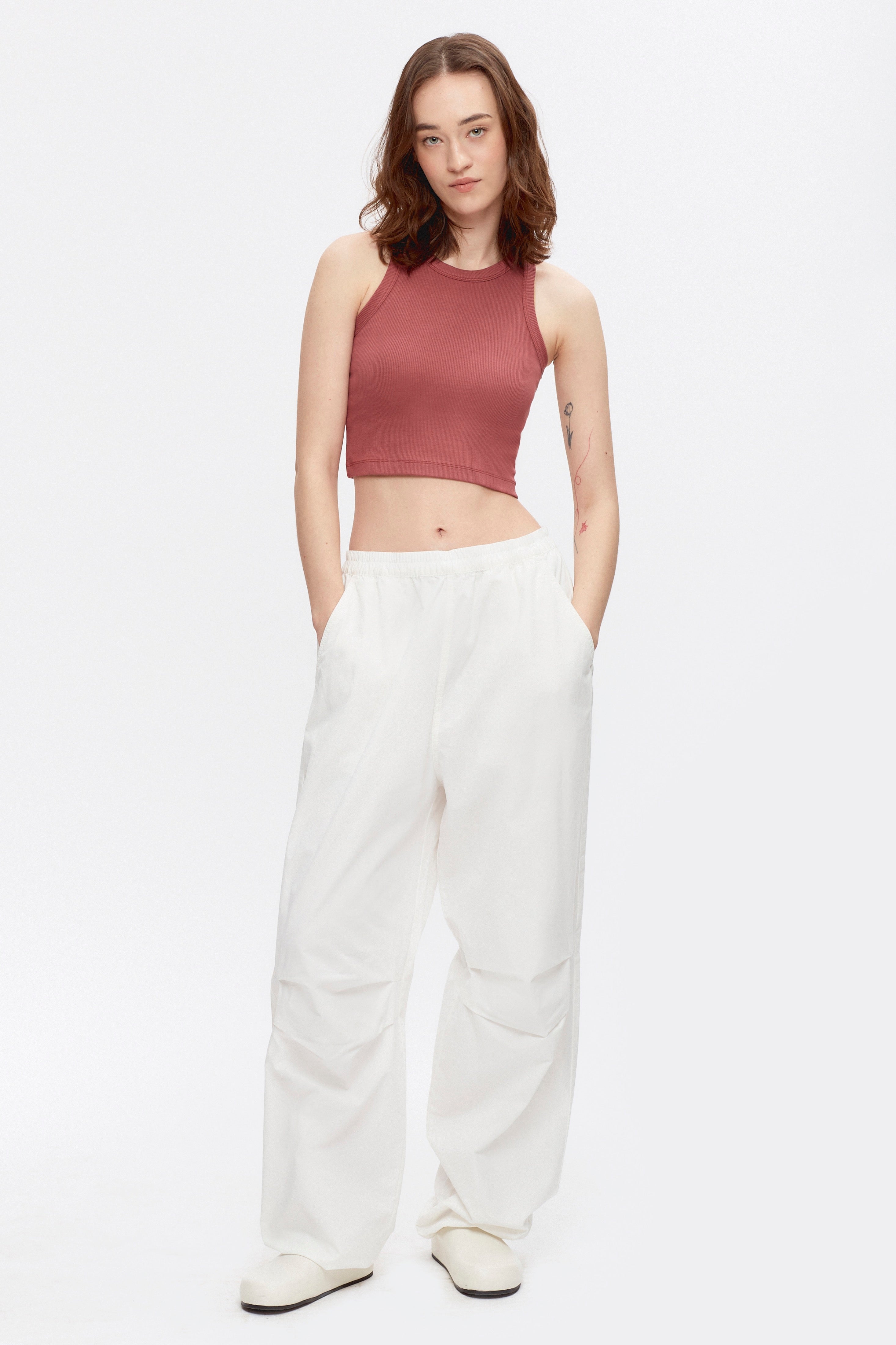 Elizabeth is 5.11" is a regular XS and is wearing a XS.