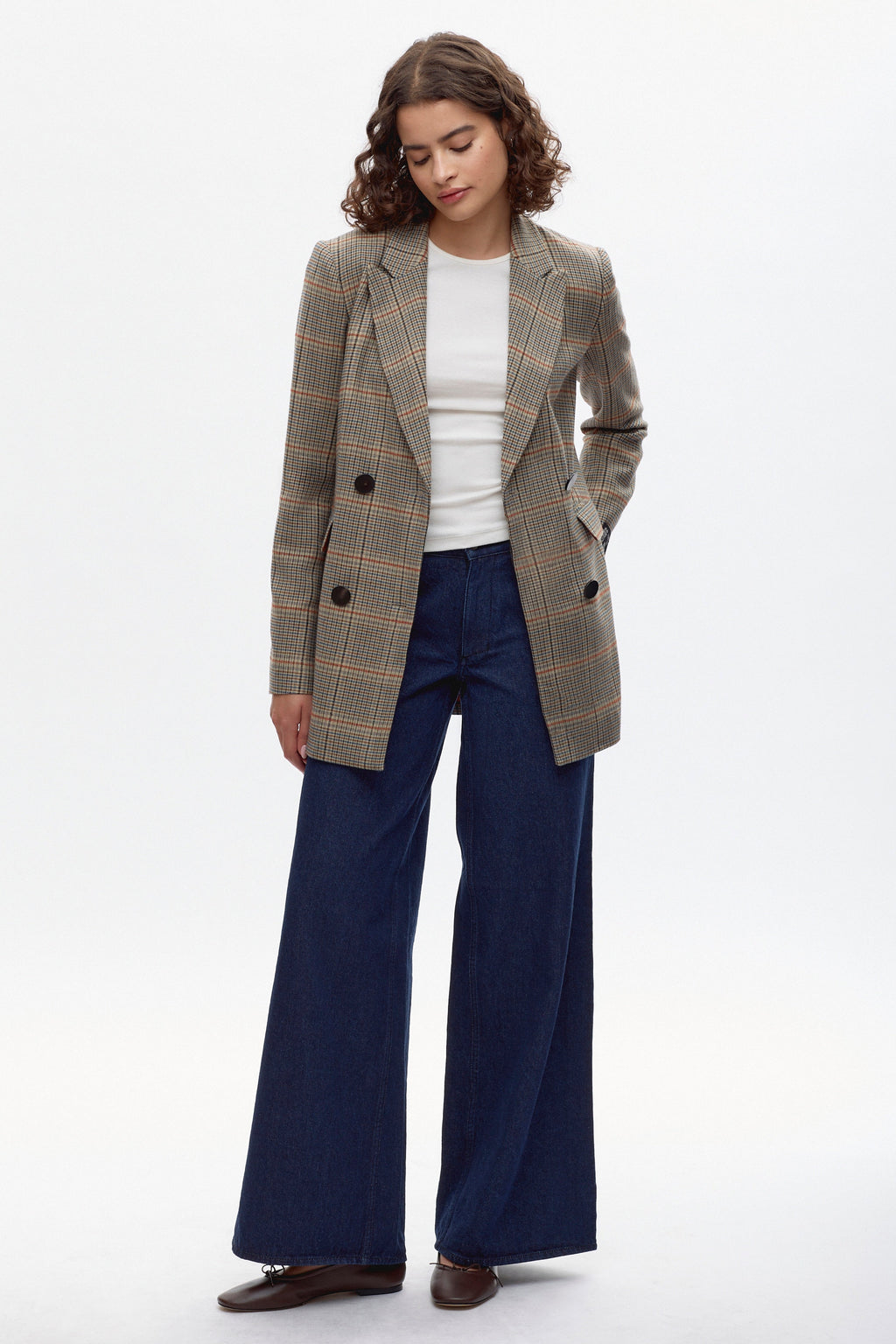 Elizabeth is 5'9, is a regular XS and is wearing a S.