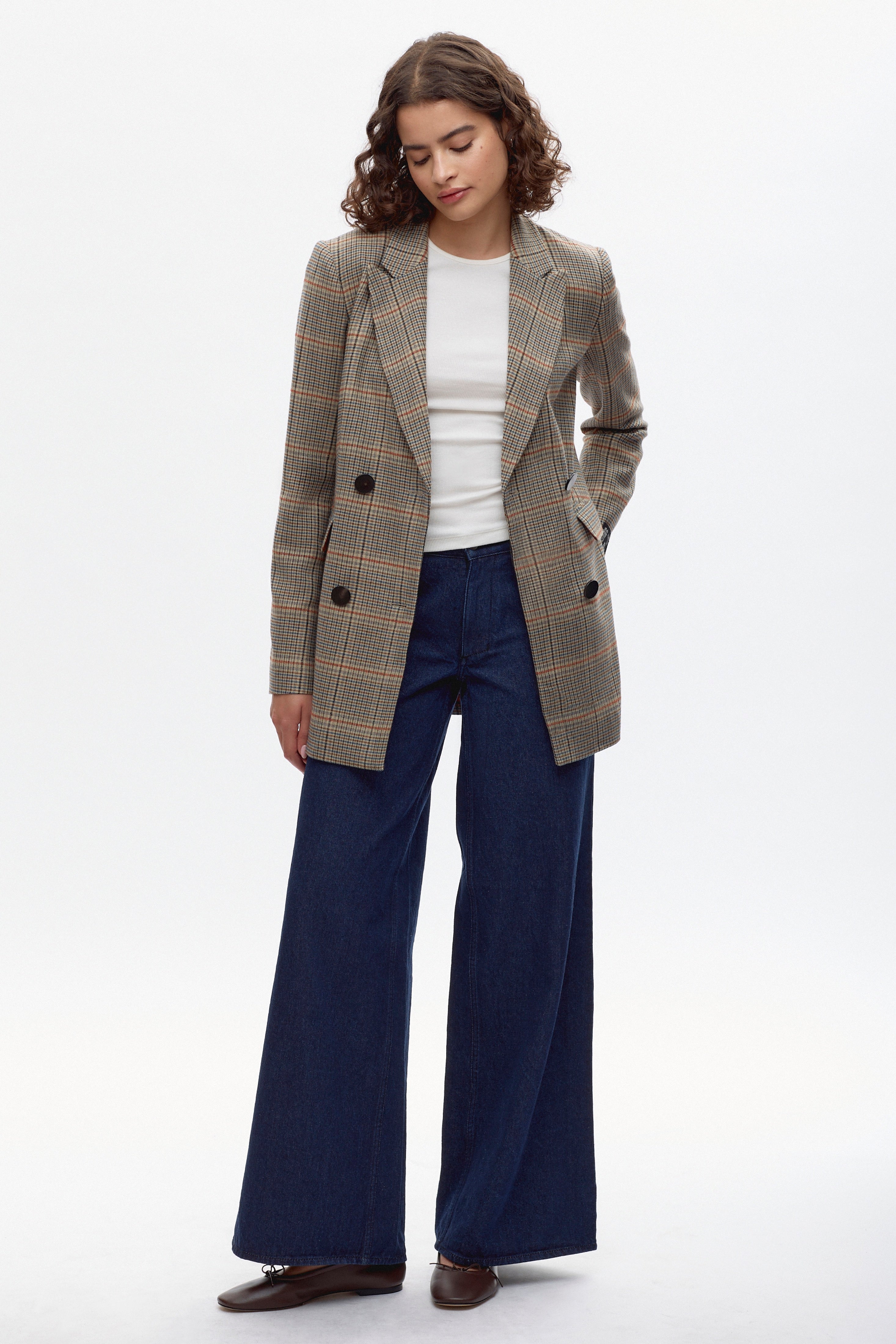 Elizabeth is 5'9, is a regular XS and is wearing a S.