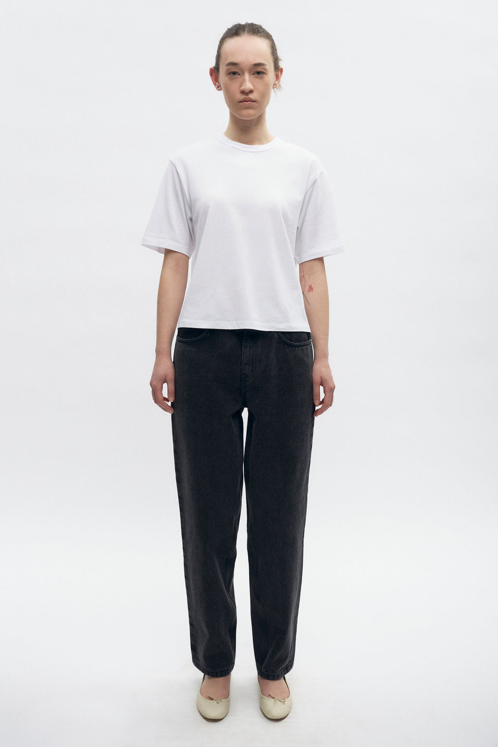 Elizabeth is 5’11" is a regular XS and is wearing an S.