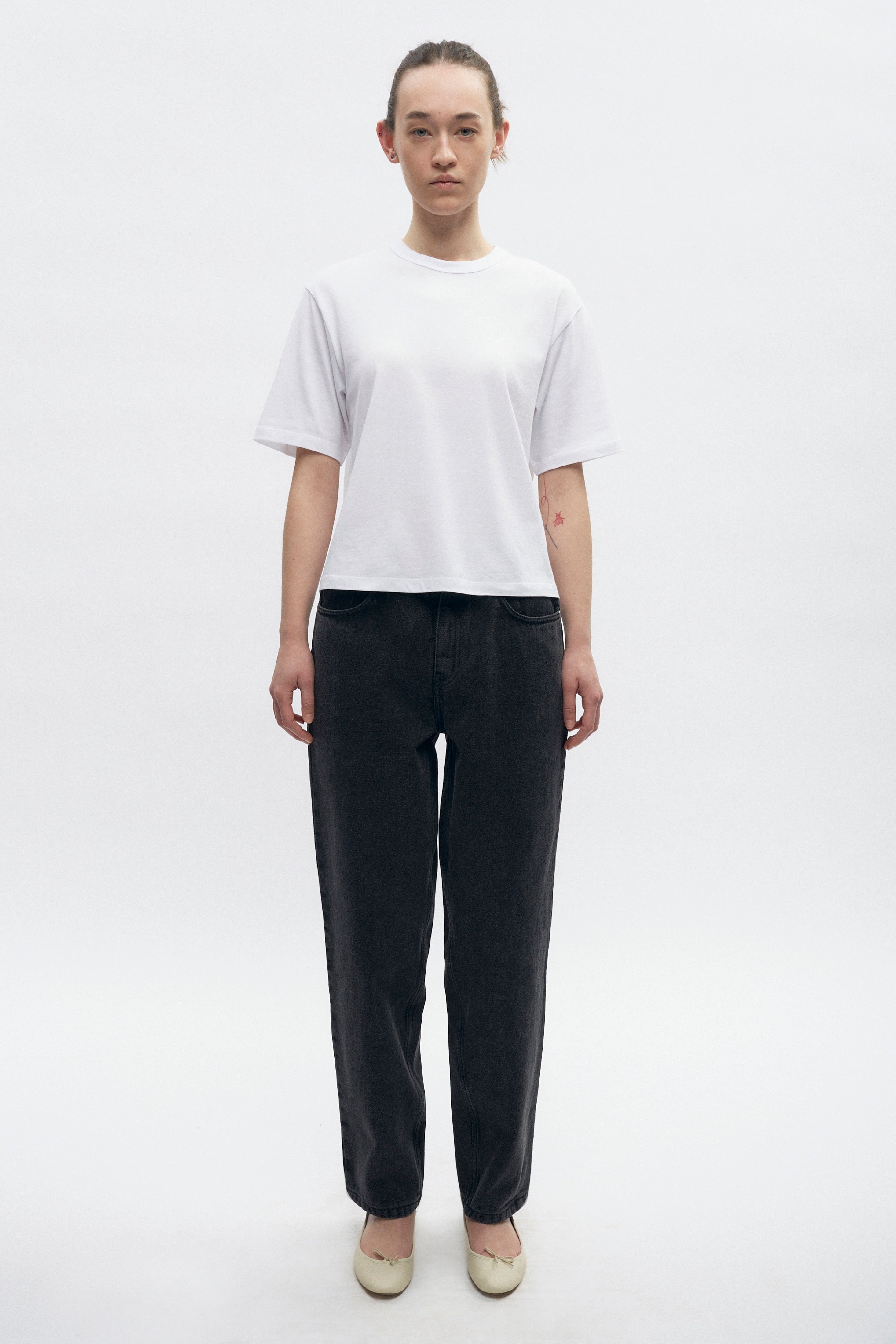 Elizabeth is 5’11" is a regular XS and is wearing an S.