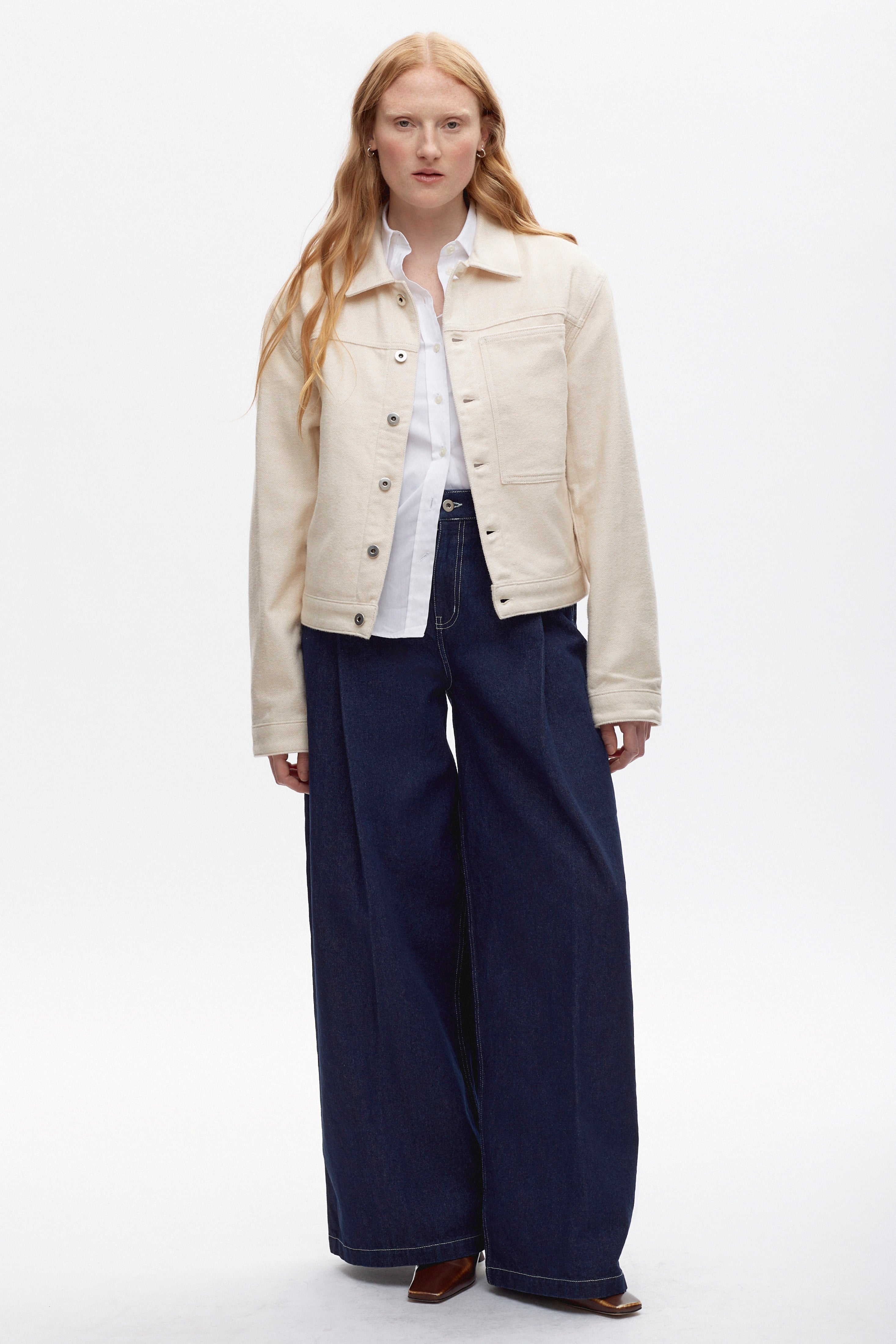 Kyla is 5'7.5, is a regular S and is wearing a S.