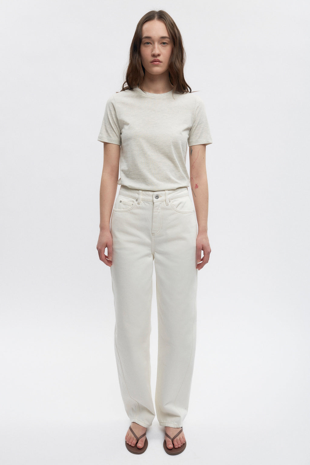 Elizabeth is 5’11" is a regular XS and is wearing a S.