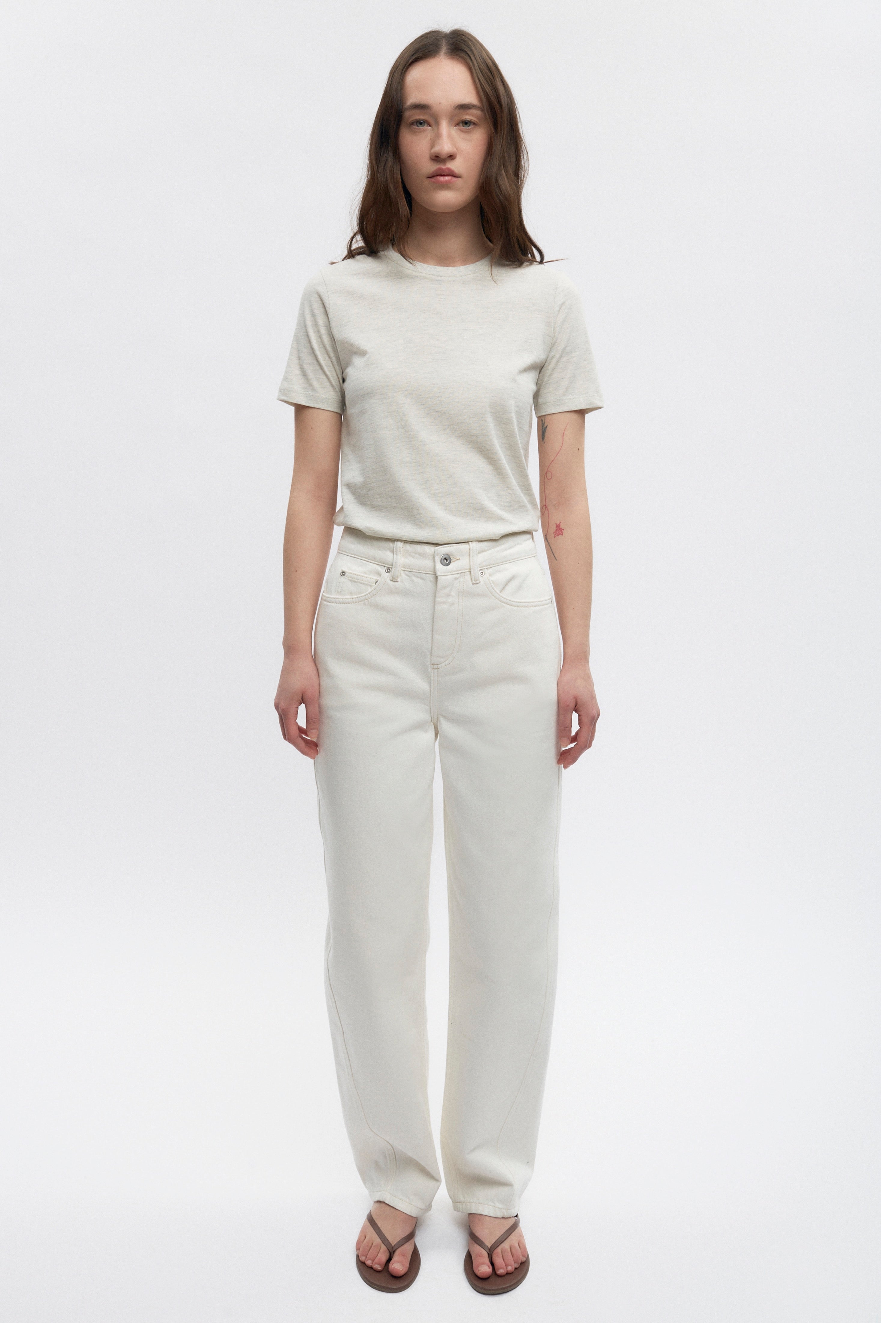 Elizabeth is 5’11" is a regular XS and is wearing a S.