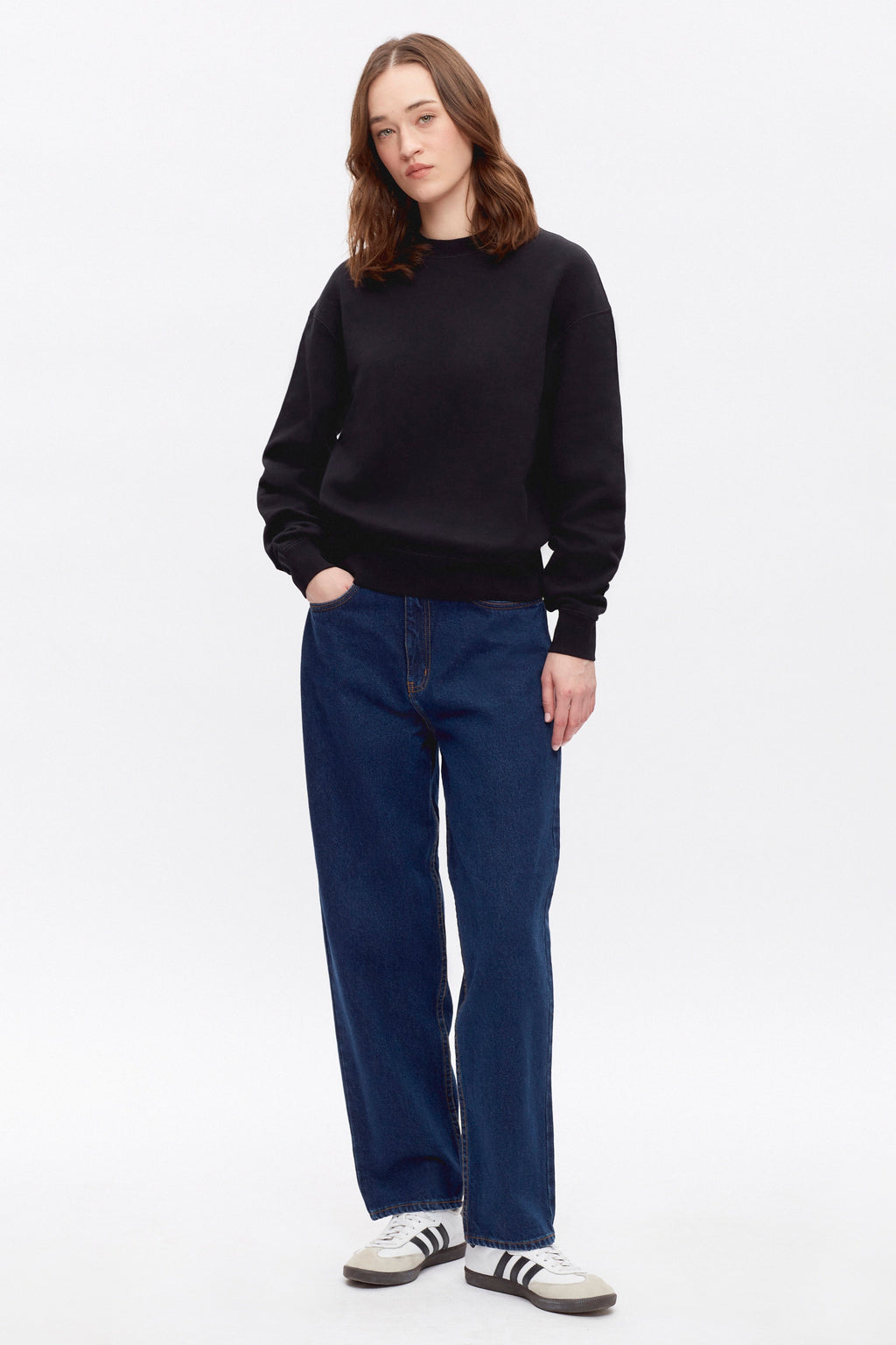 Elizabeth is 5.11" is a regular XS and is wearing a S.