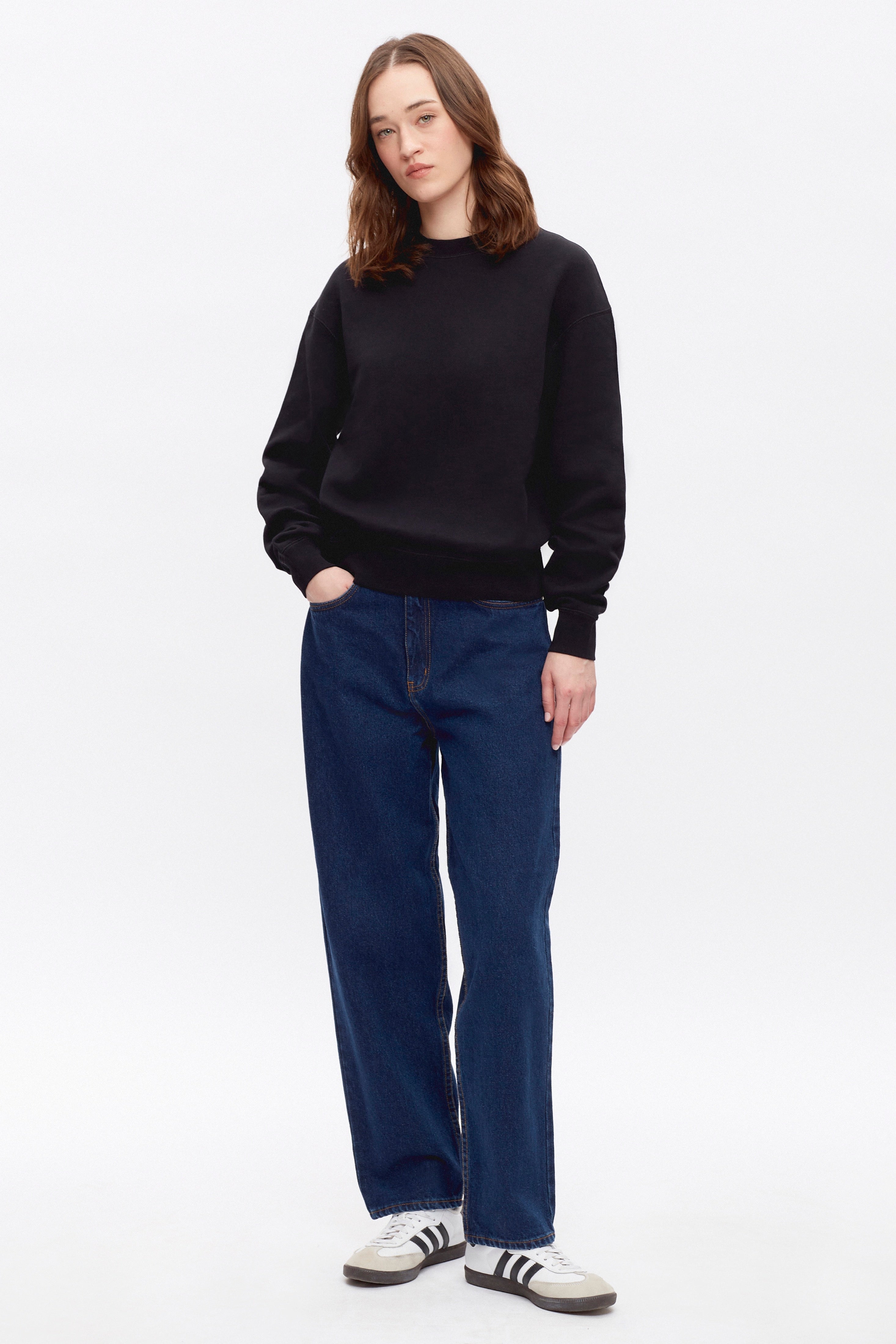 Elizabeth is 5.11" is a regular XS and is wearing a S.