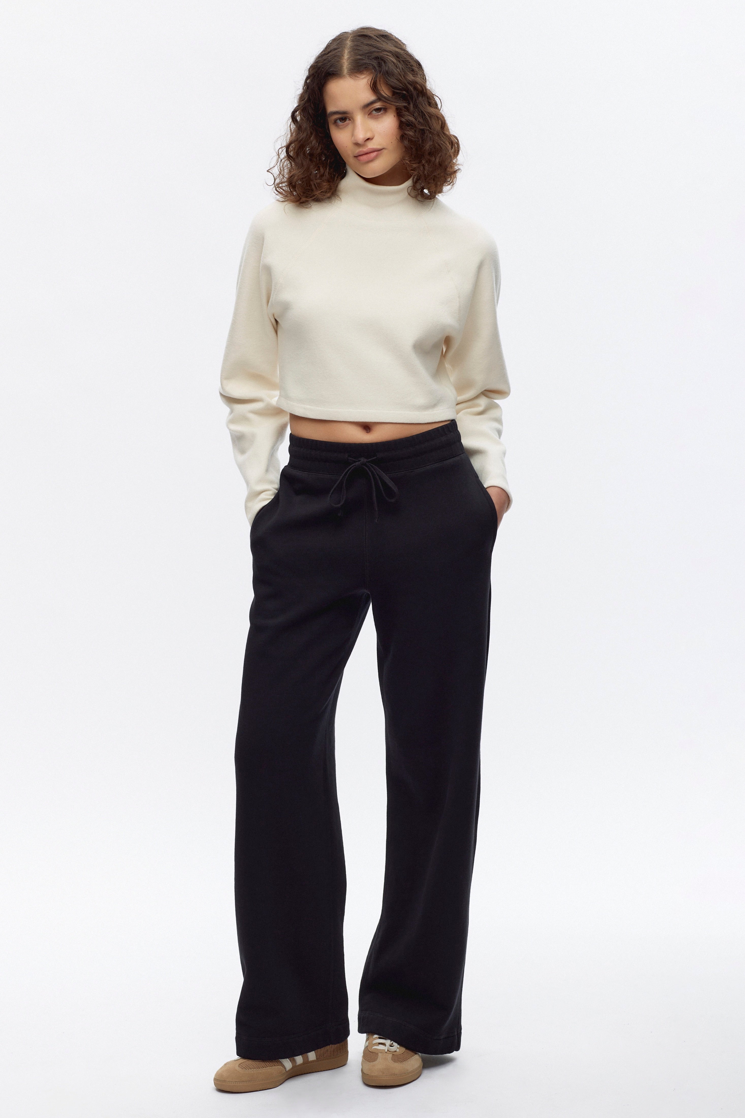 Elizabeth is 5’9, is a regular S and is wearing an S.