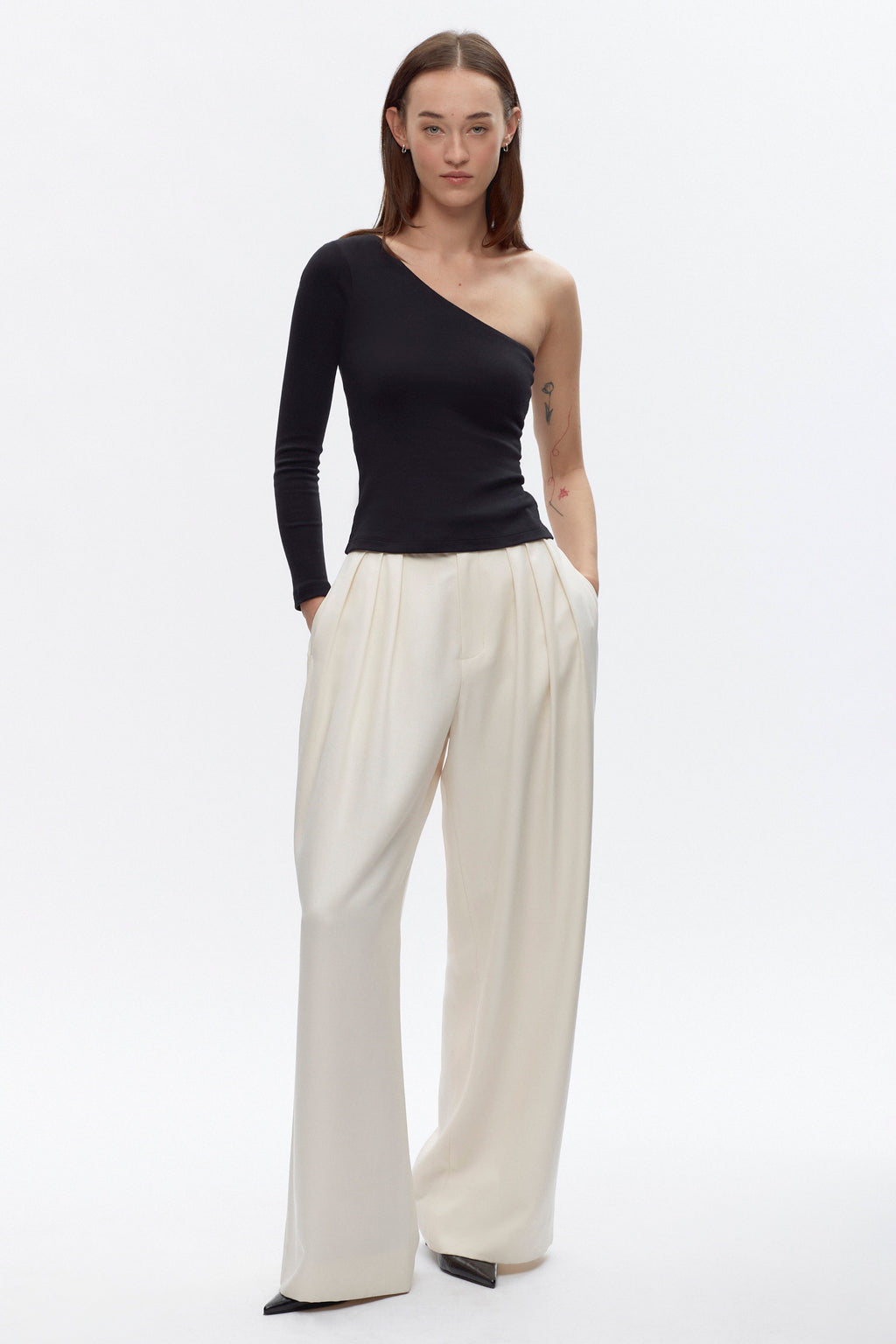 Elizabeth is 5’11" is a regular XS and is wearing an XS.