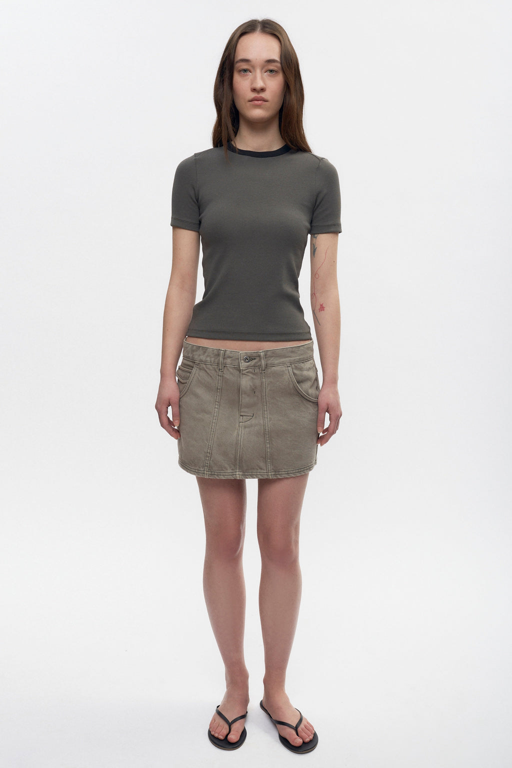 Elizabeth is 5’11" is a regular XS and is wearing an XS.