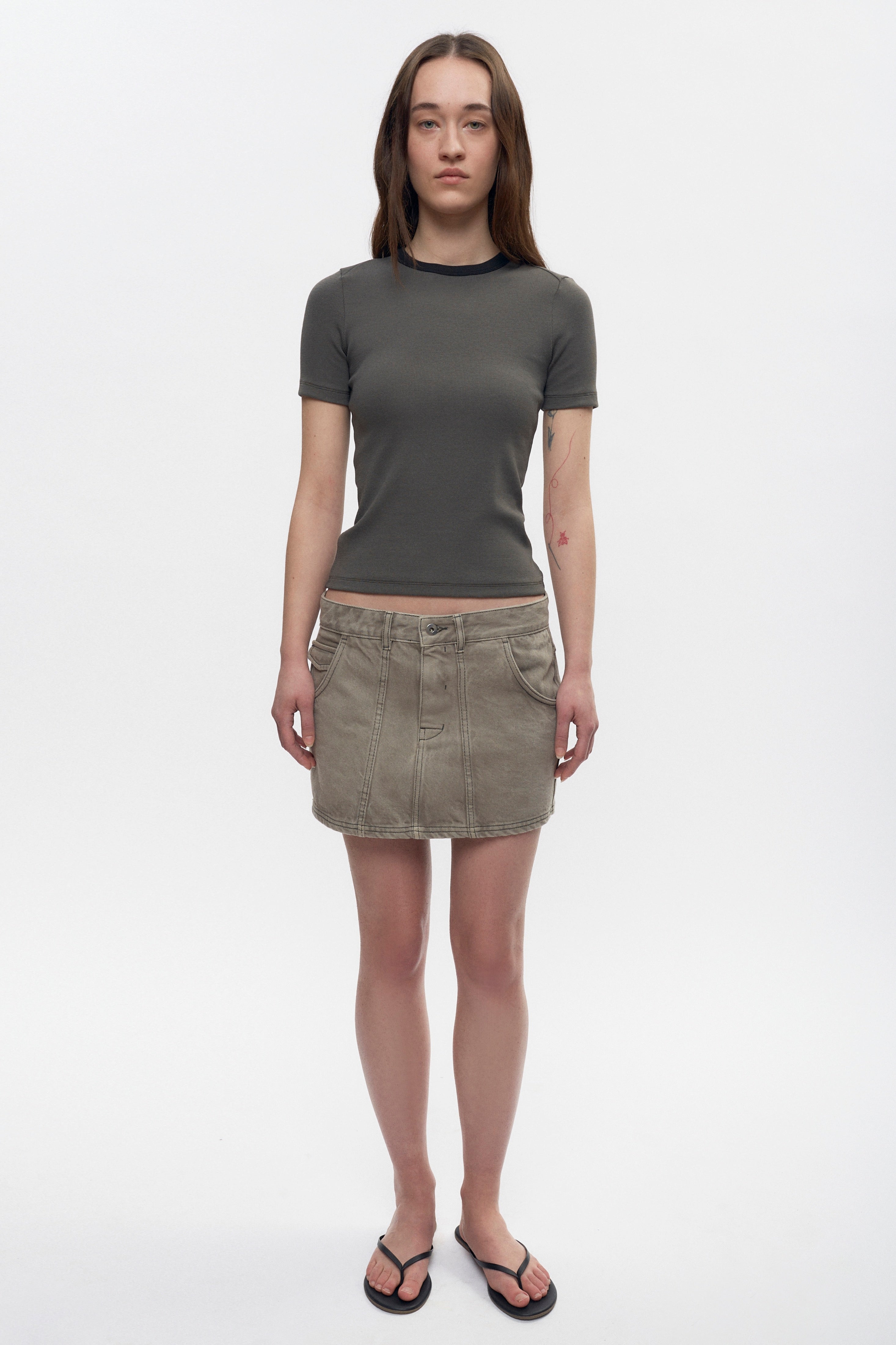 Elizabeth is 5’11" is a regular XS and is wearing an XS.