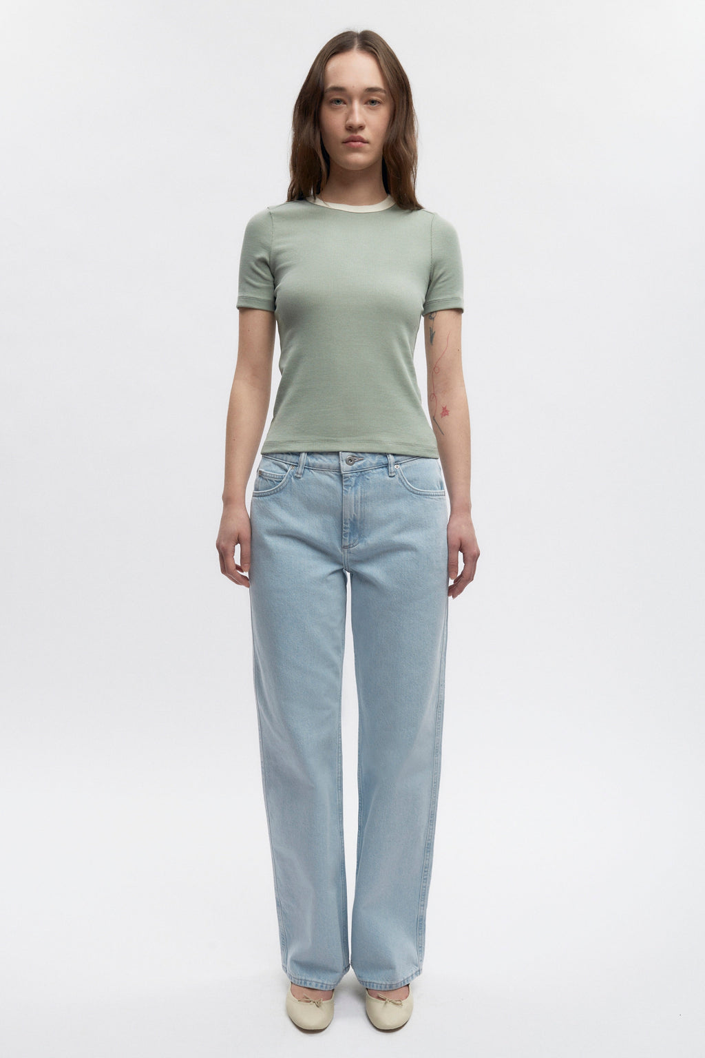 Elizabeth is 5’11" is a regular XS and is wearing a S.