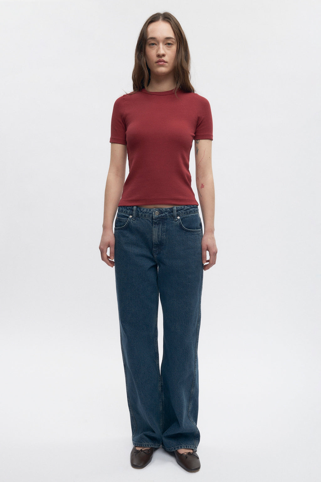 Elizabeth is 5’11" is a regular XS and is wearing an XS.