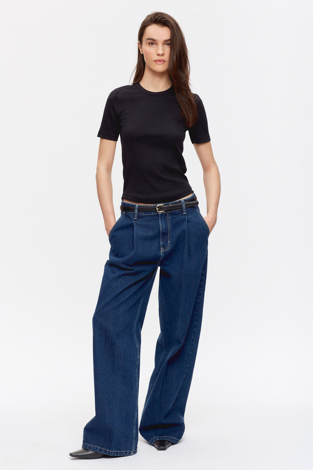 Marina is 5'9", a regular S and wearing a S.