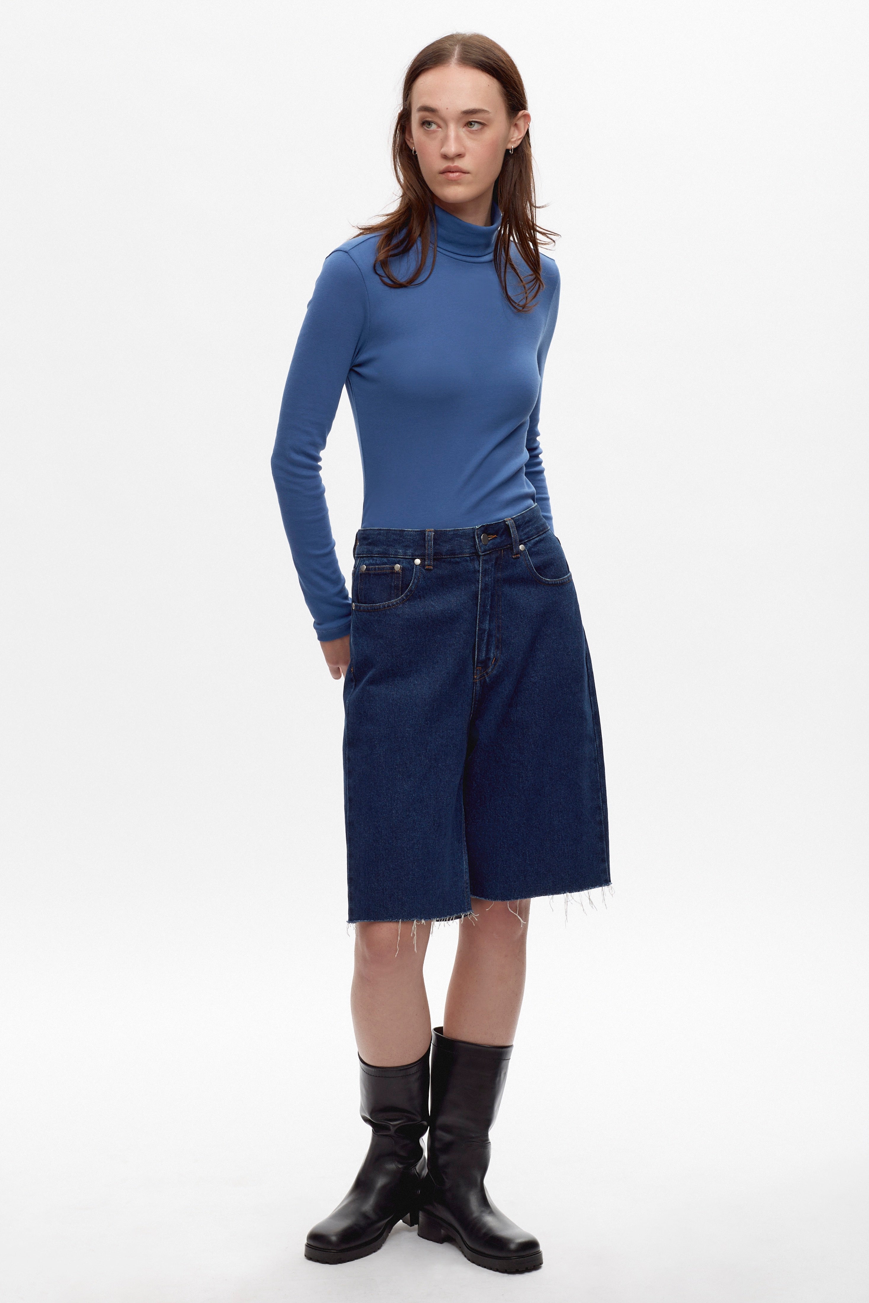 Elizabeth is 5'11" is a regular XS and is wearing an XS.