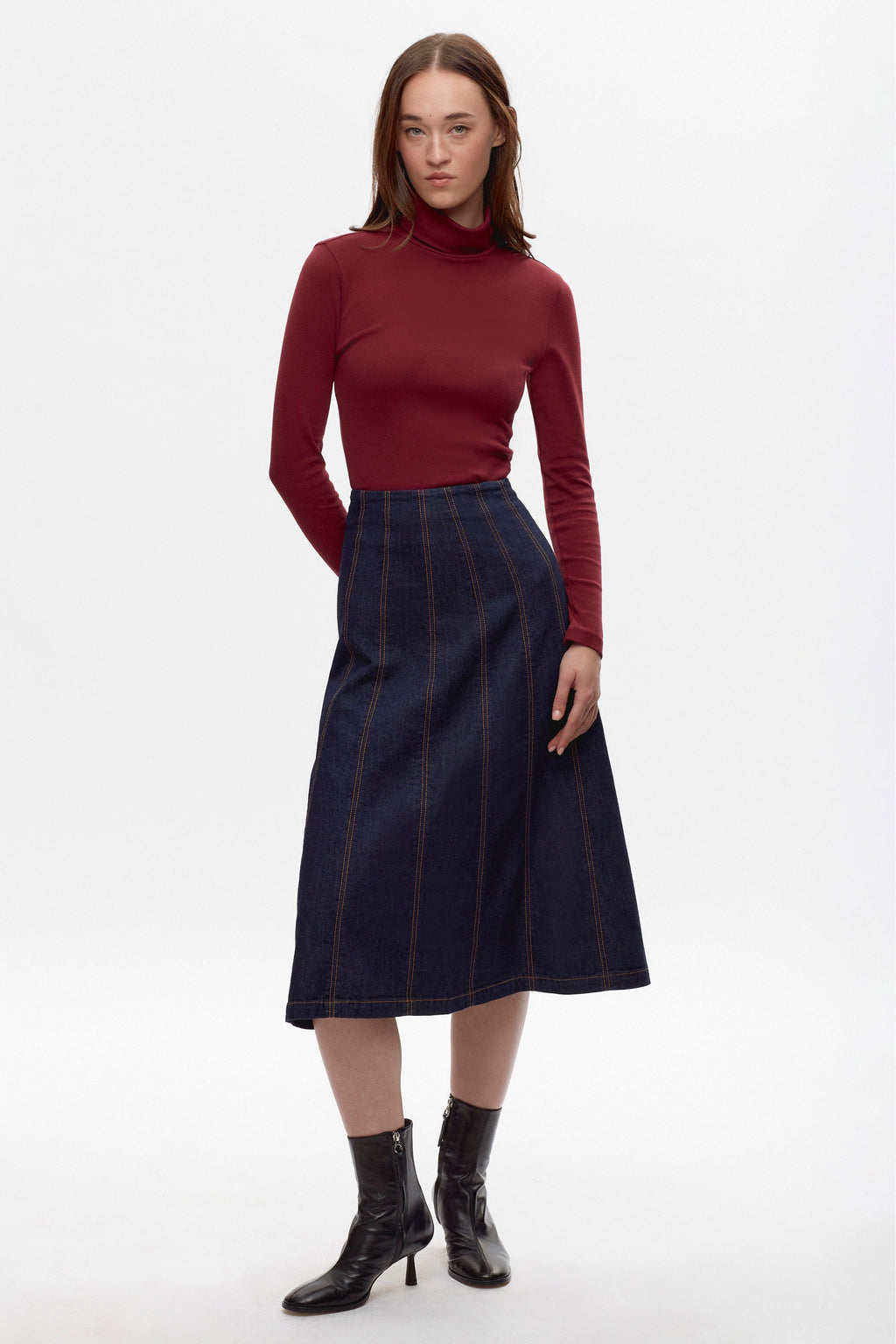 Elizabeth is 5'11" is a regular XS and is wearing an XS.