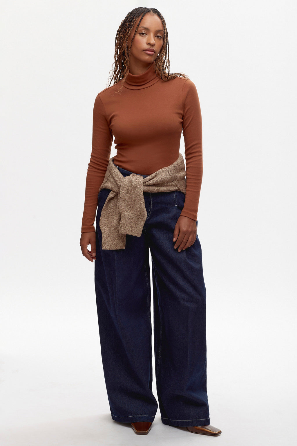 Orit is 5'6" is a regular S, and is wearing a S. 