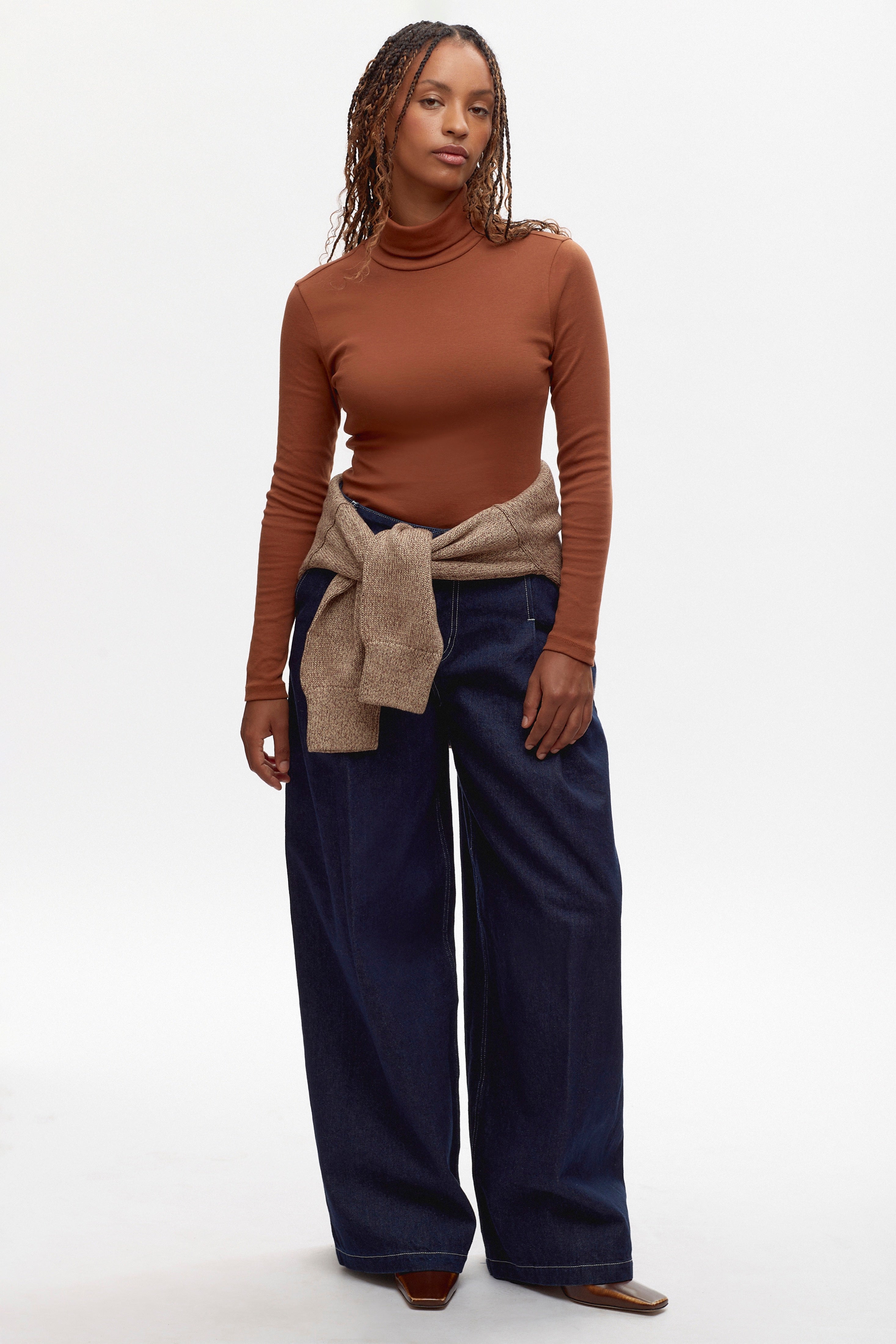 Orit is 5'6" is a regular S, and is wearing a S. 