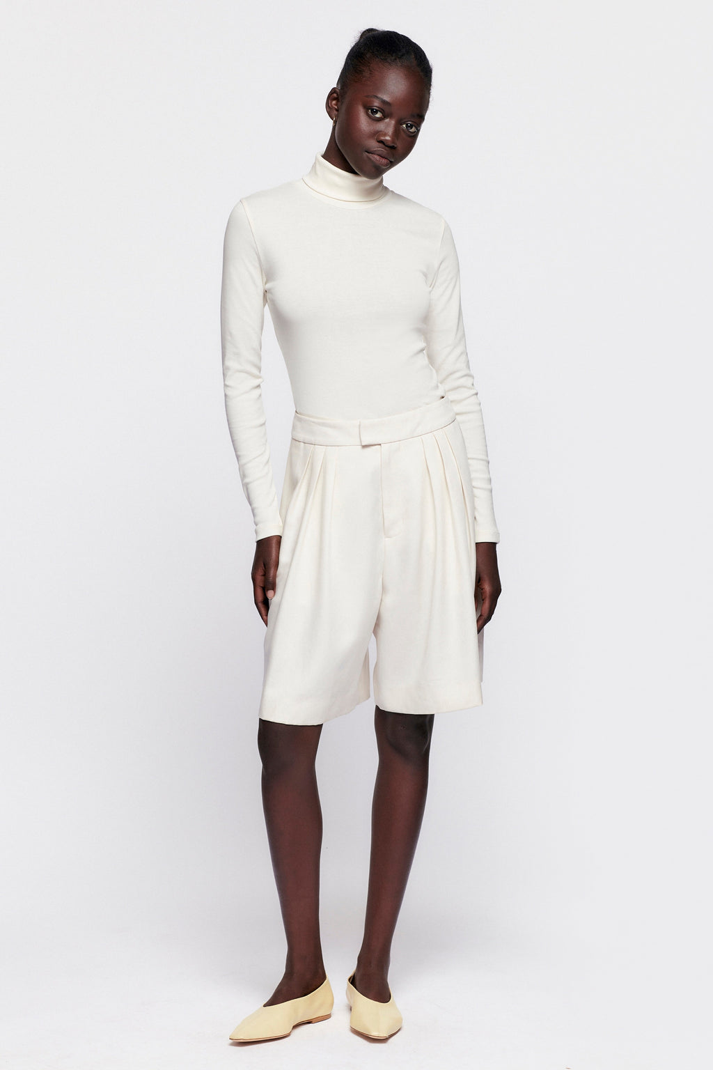 Nevine is 5'9 ft, a regular size S, and wearing size S.