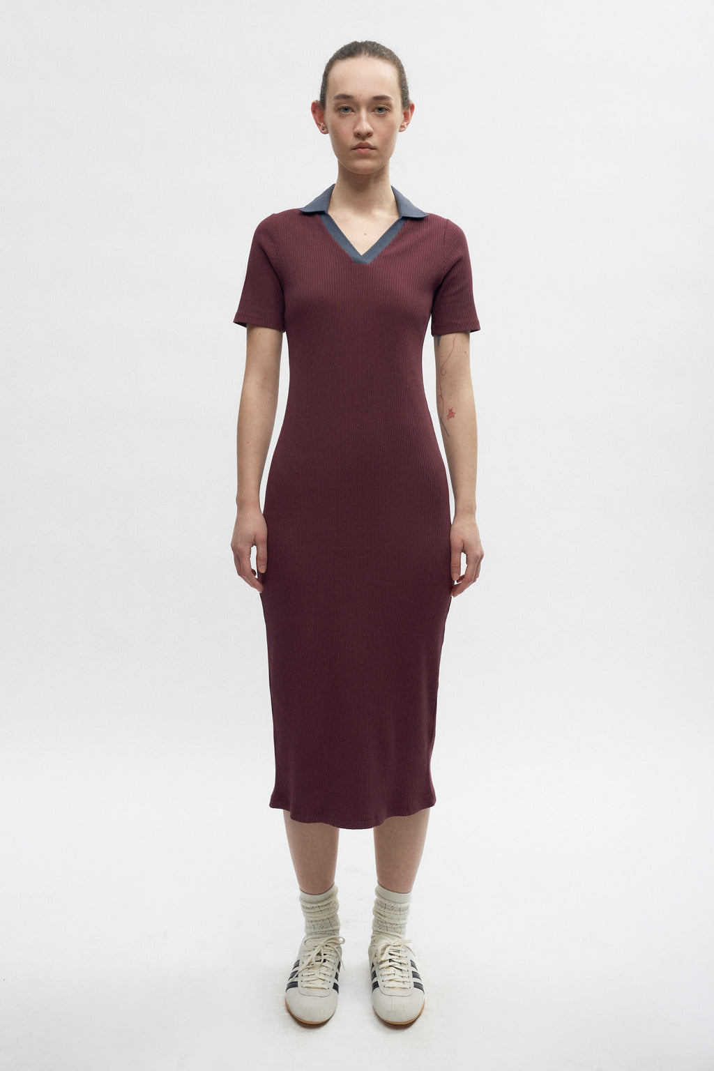 Elizabeth is 5’11" is a regular XS and is wearing an XS.