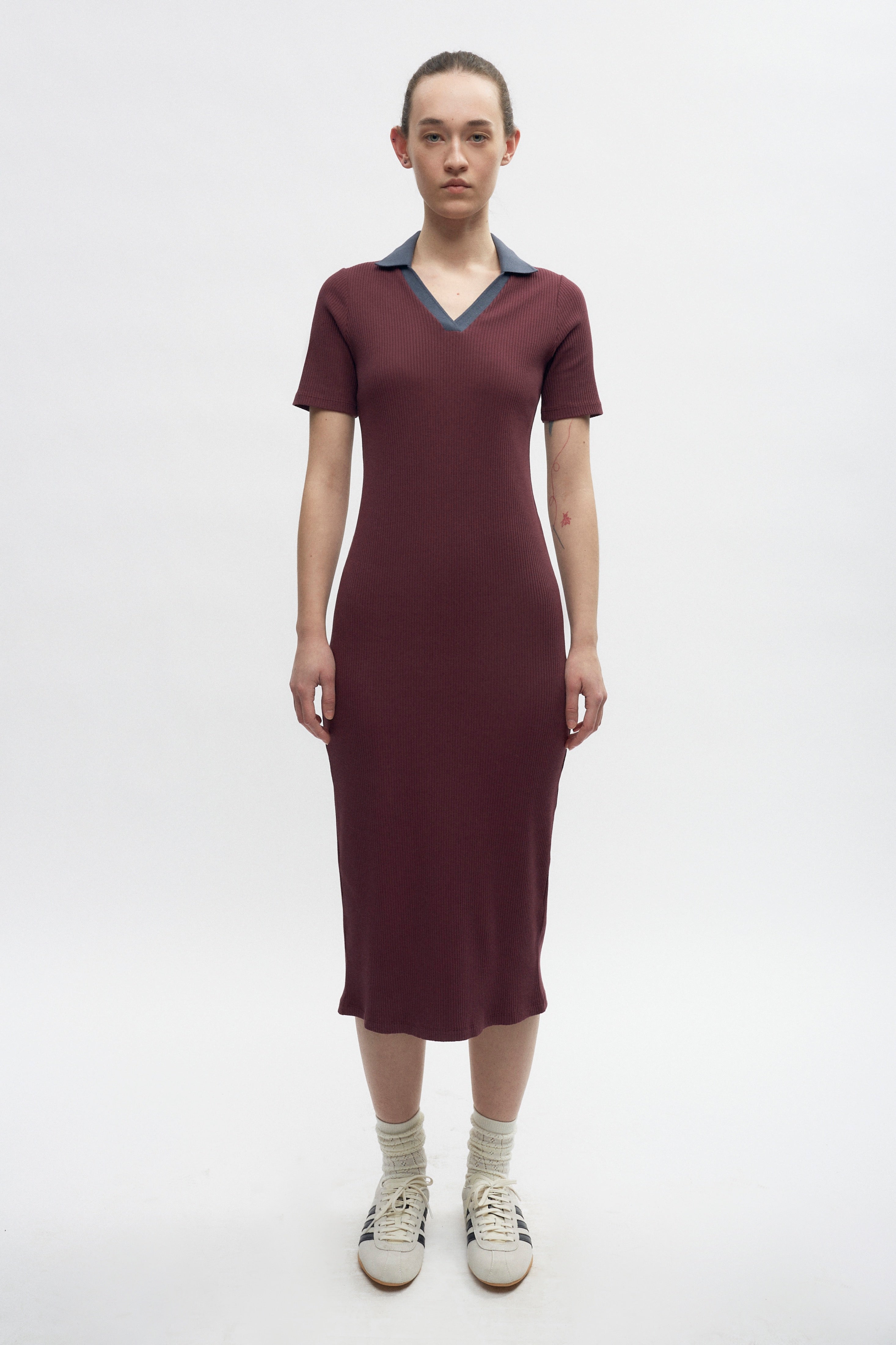 Elizabeth is 5’11" is a regular XS and is wearing an XS.