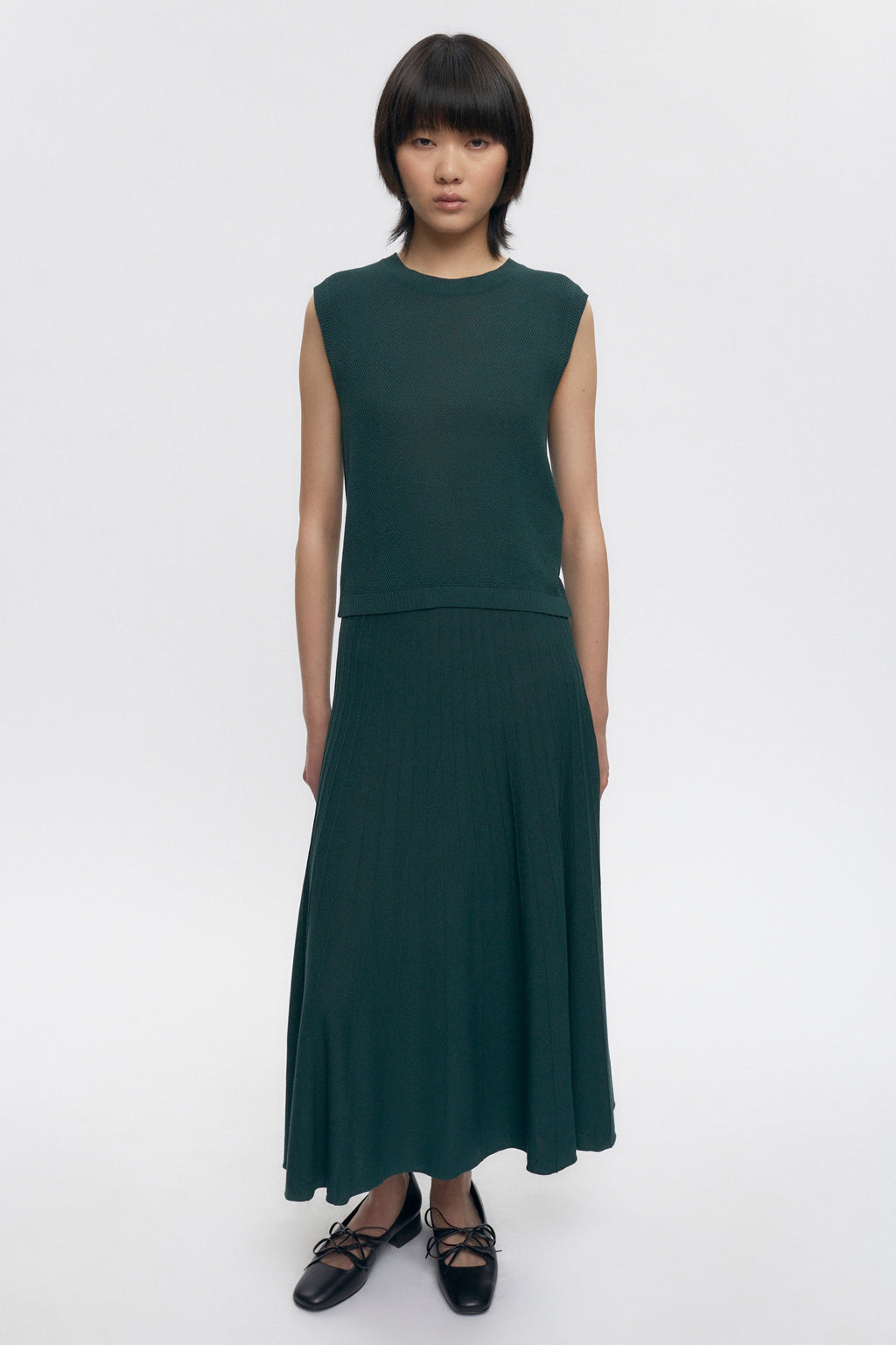 Kat is 5’18” is a regular S and is wearing a S.