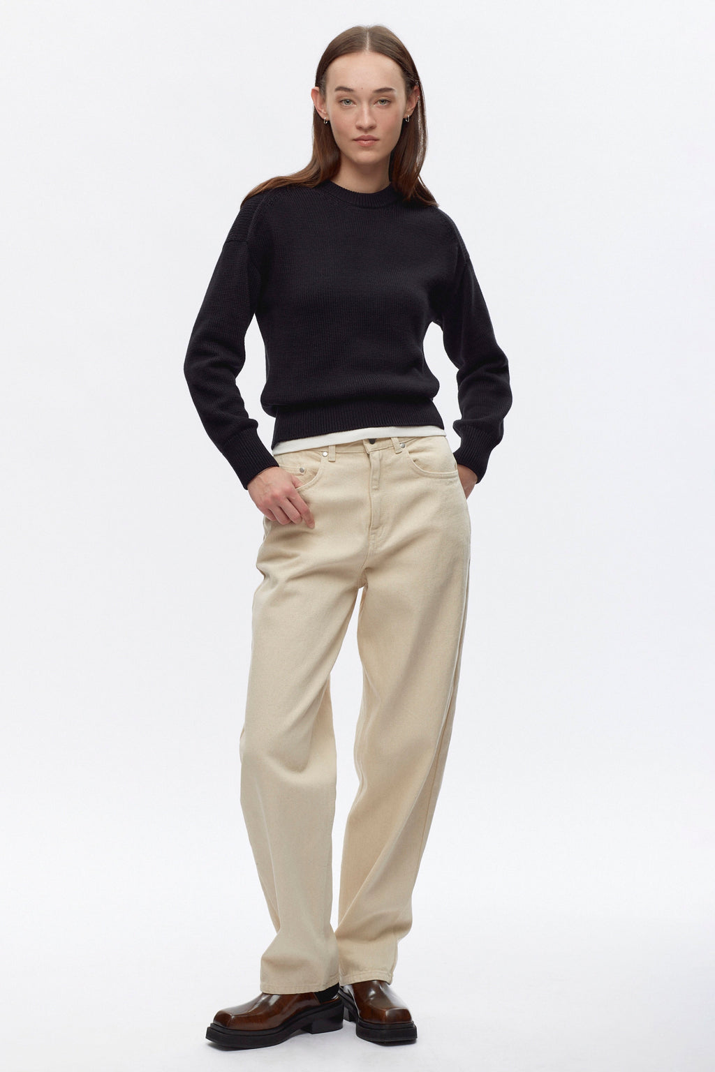 Elizabeth is 5’11" is a regular XS and is wearing an XS.