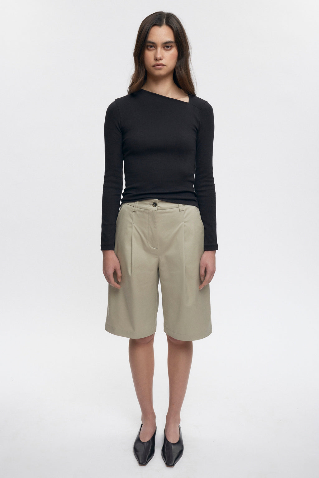 Michelle is 5’10” is a regular 4 and is wearing a 4.