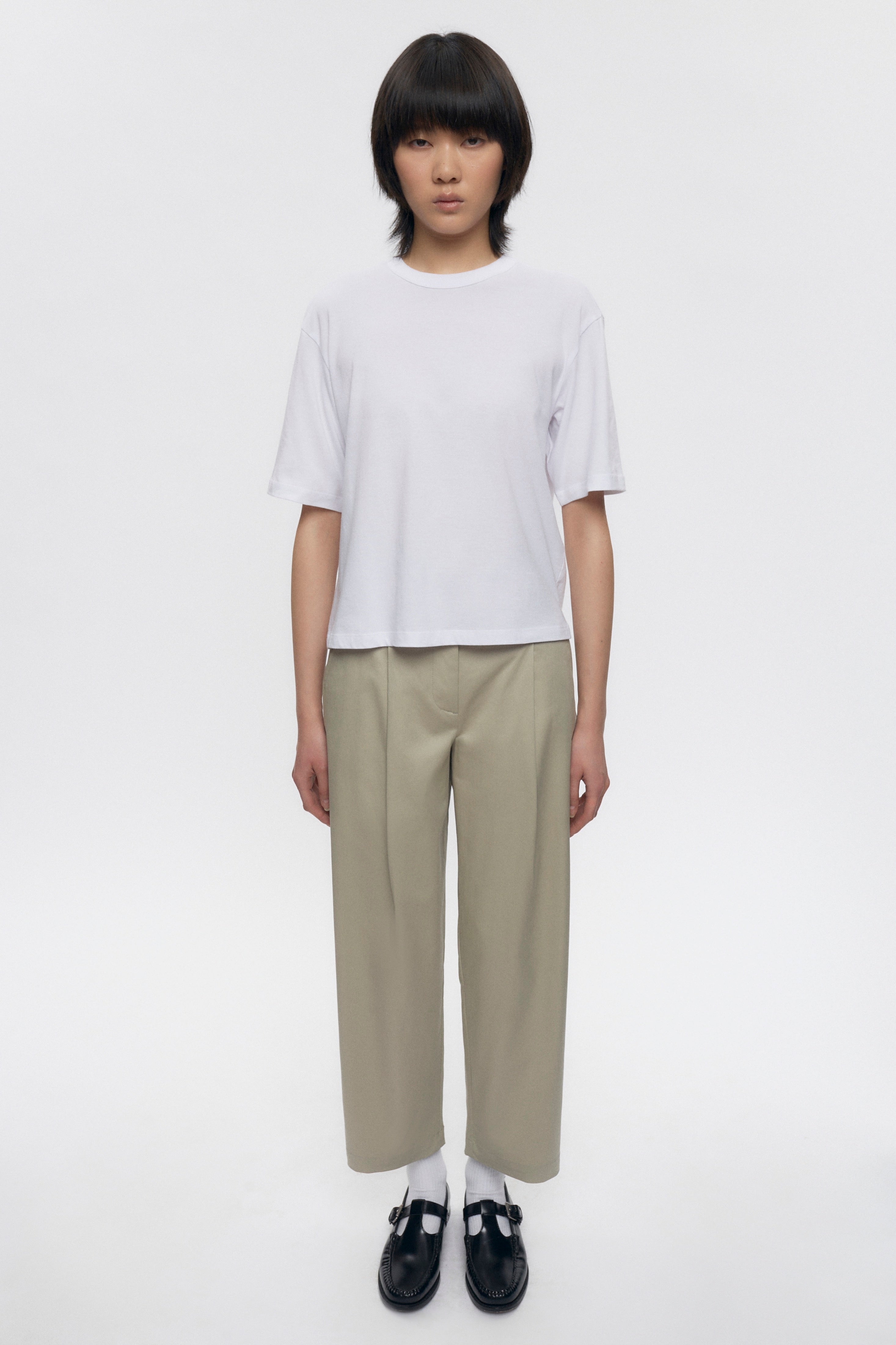 Kat is 5’18” is a regular 4 and is wearing a 4.