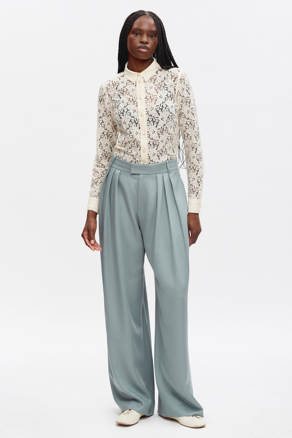 Nyadora is 5ft 10in, a regular size S and wearing a S.