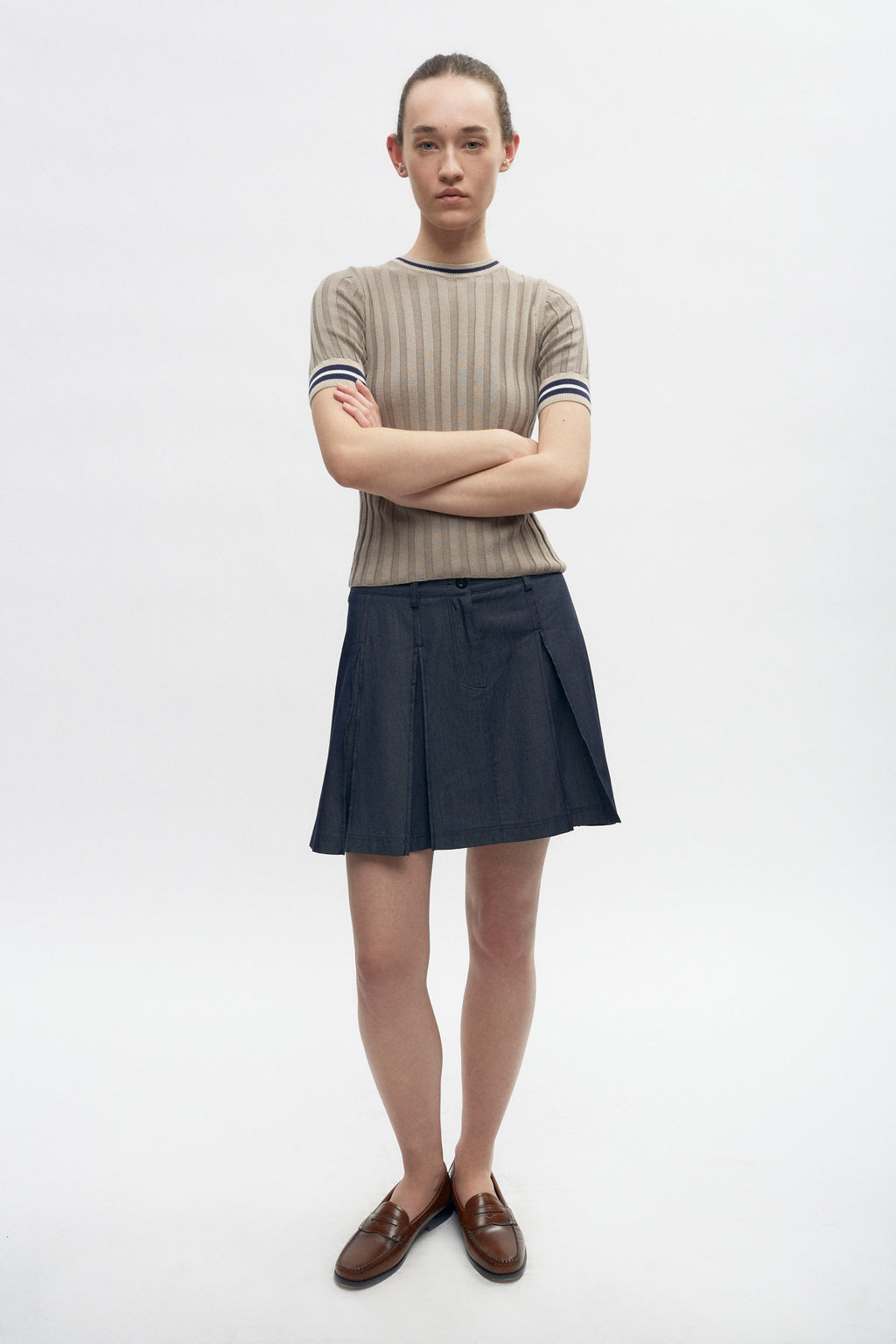 Elizabeth is 5’11" is a regular XS and is wearing a S.