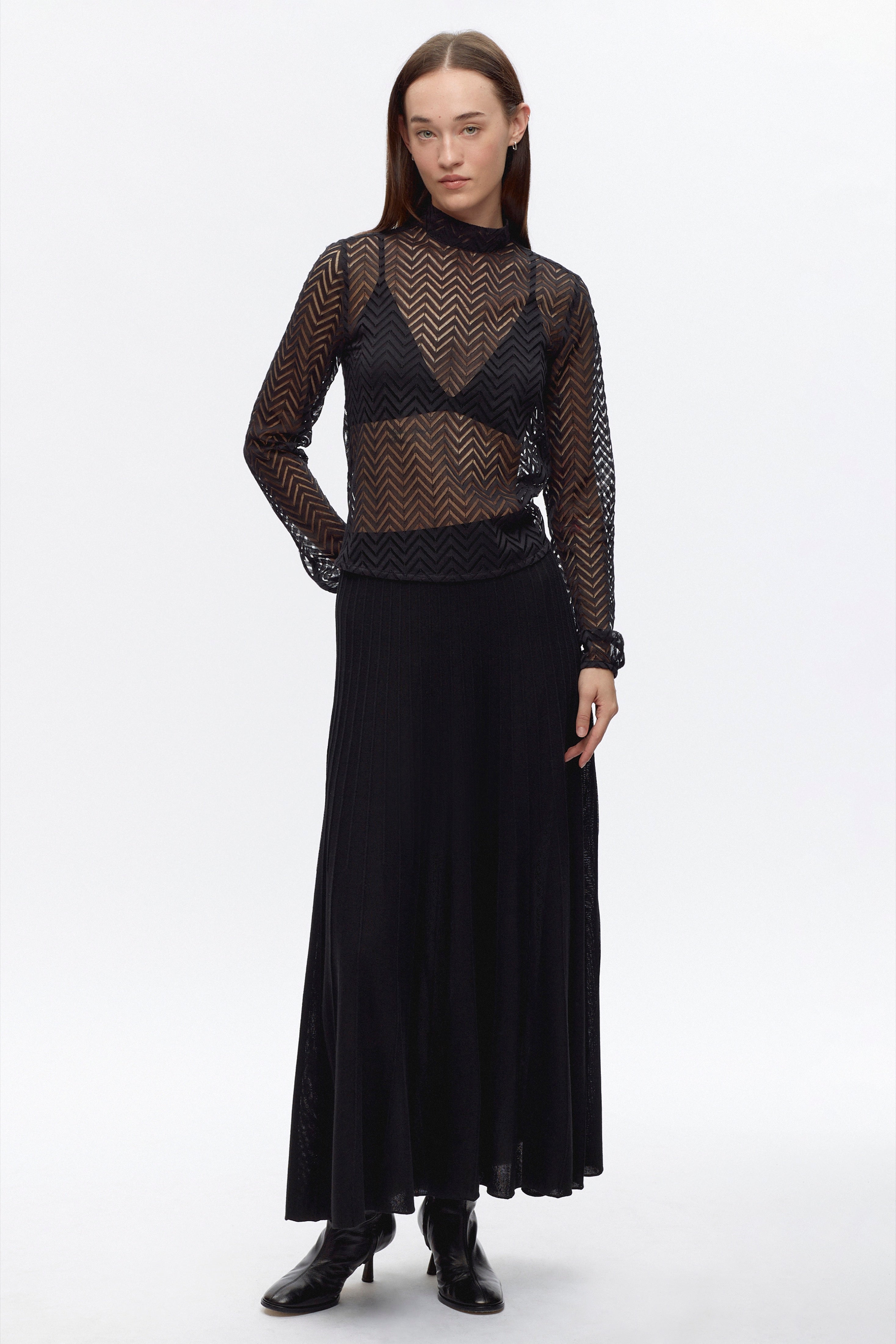 Elizabeth is 5’11" is a regular XS and is wearing an S.