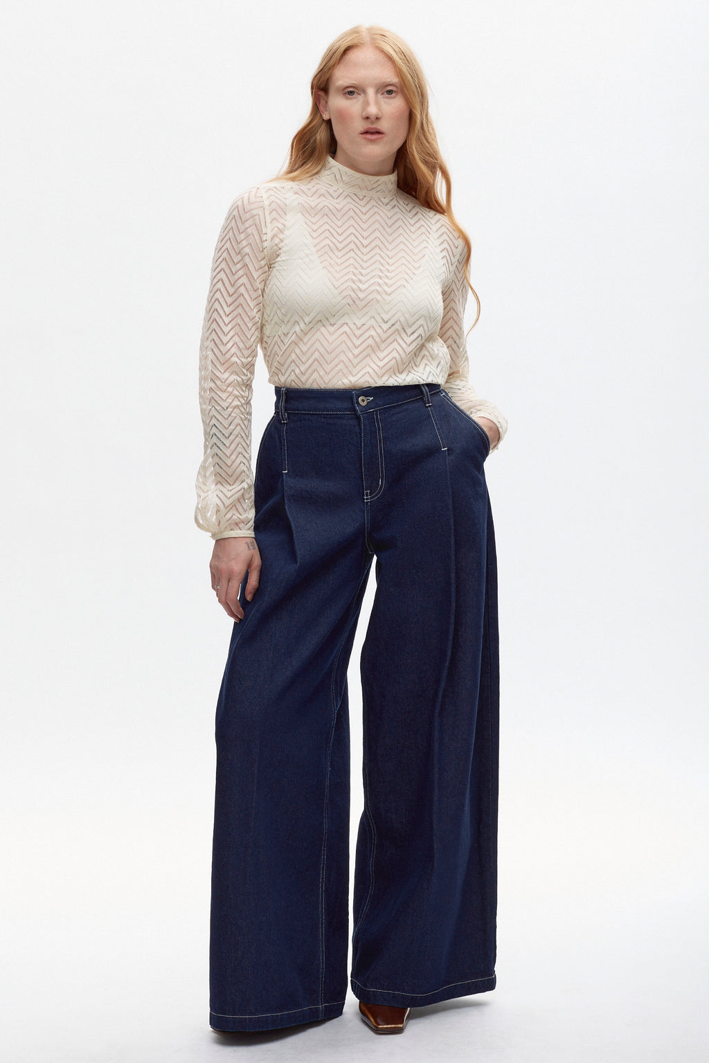 Kyla is 5'7, is a regular S and is wearing a S.