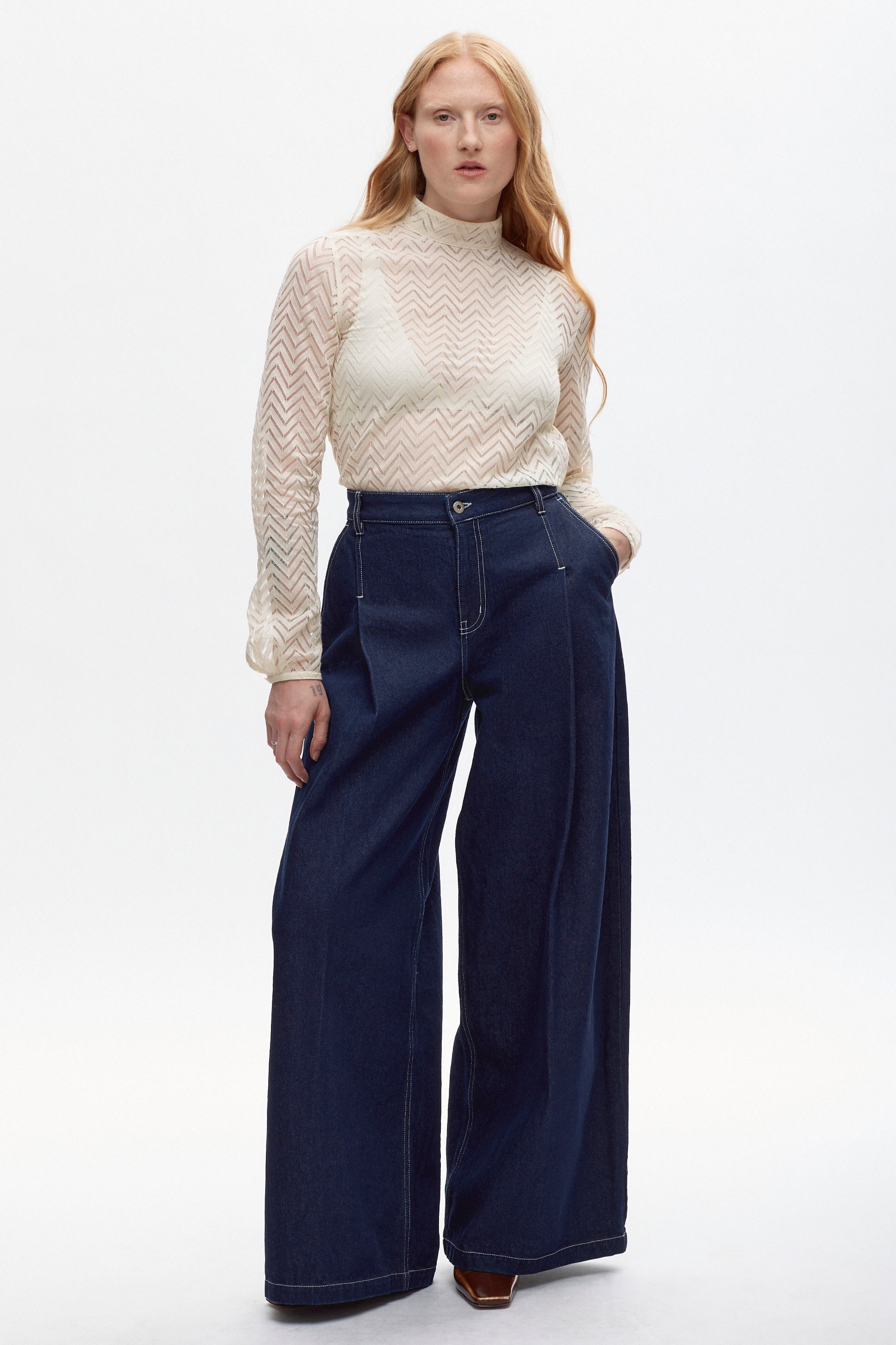 Kyla is 5'7, is a regular S and is wearing a S.